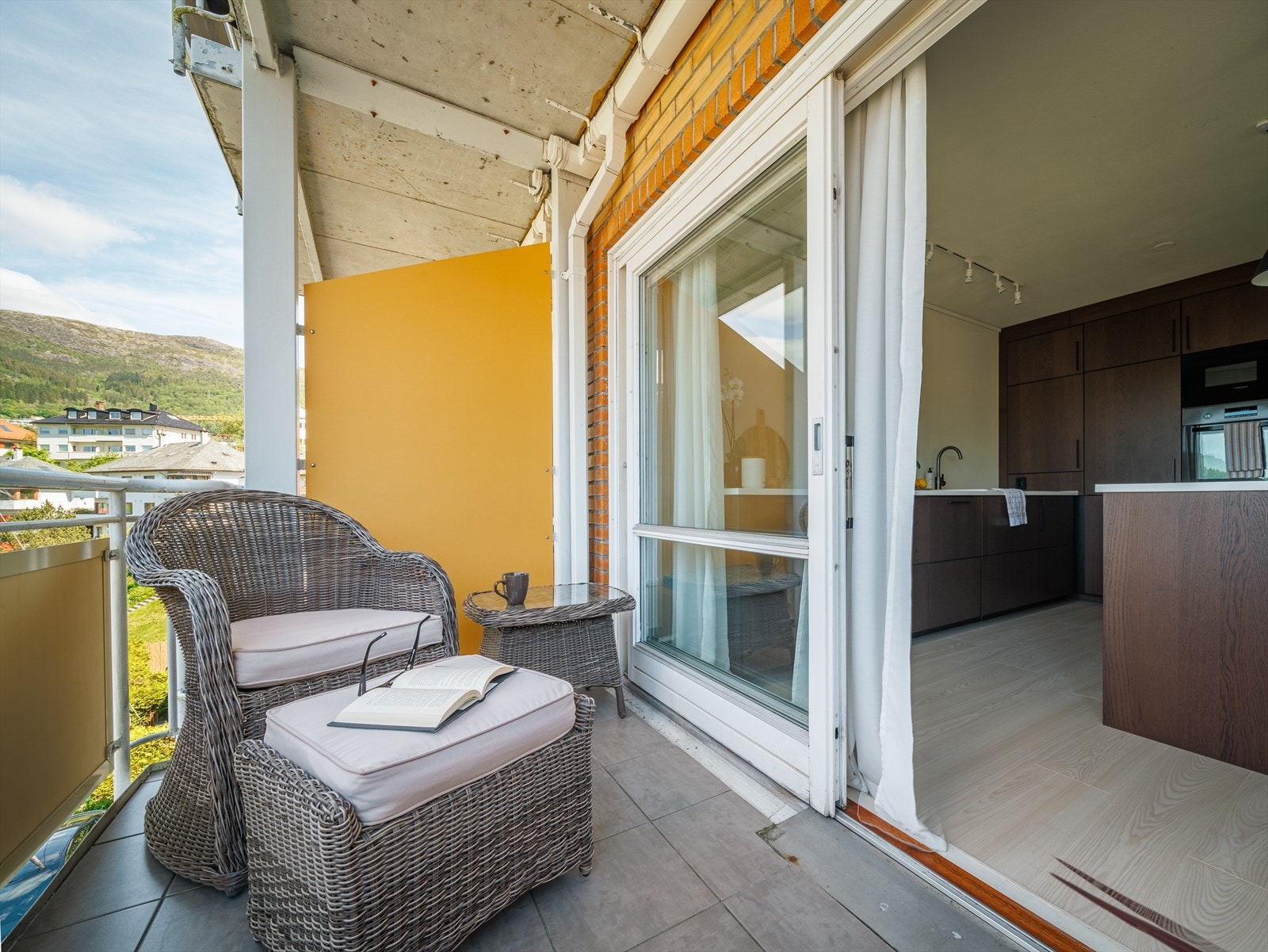 Fra stue/kjøkken er det utgang til en lun og delvis overbygd balkong på 5 m². Galleribilde