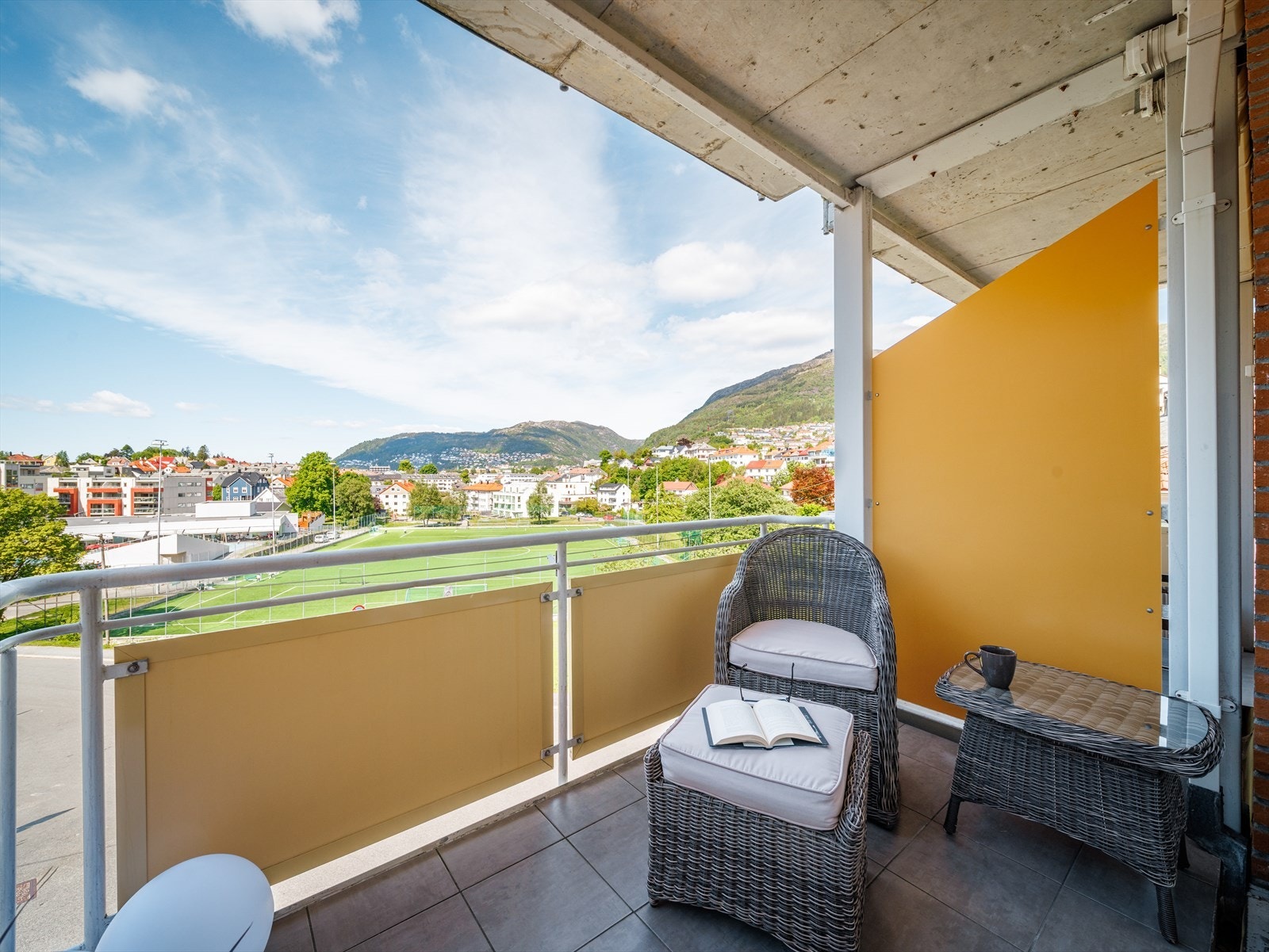 Fra balkongen ser man ned på Wergeland fotballbane. Galleribilde