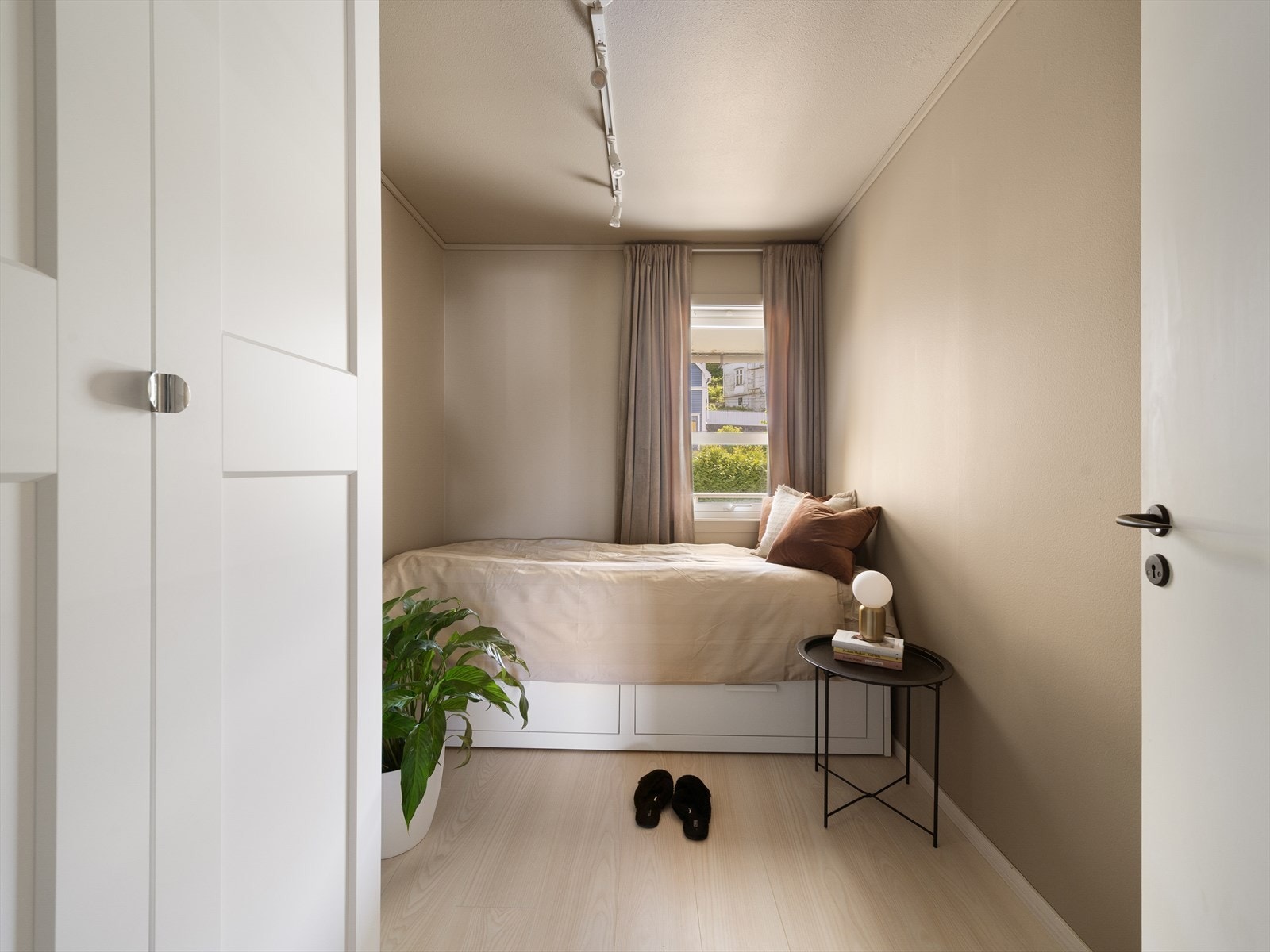 Leilighetens andre soverom er på 6,3 m² og har plass til stort garderobeskap og seng. Galleribilde