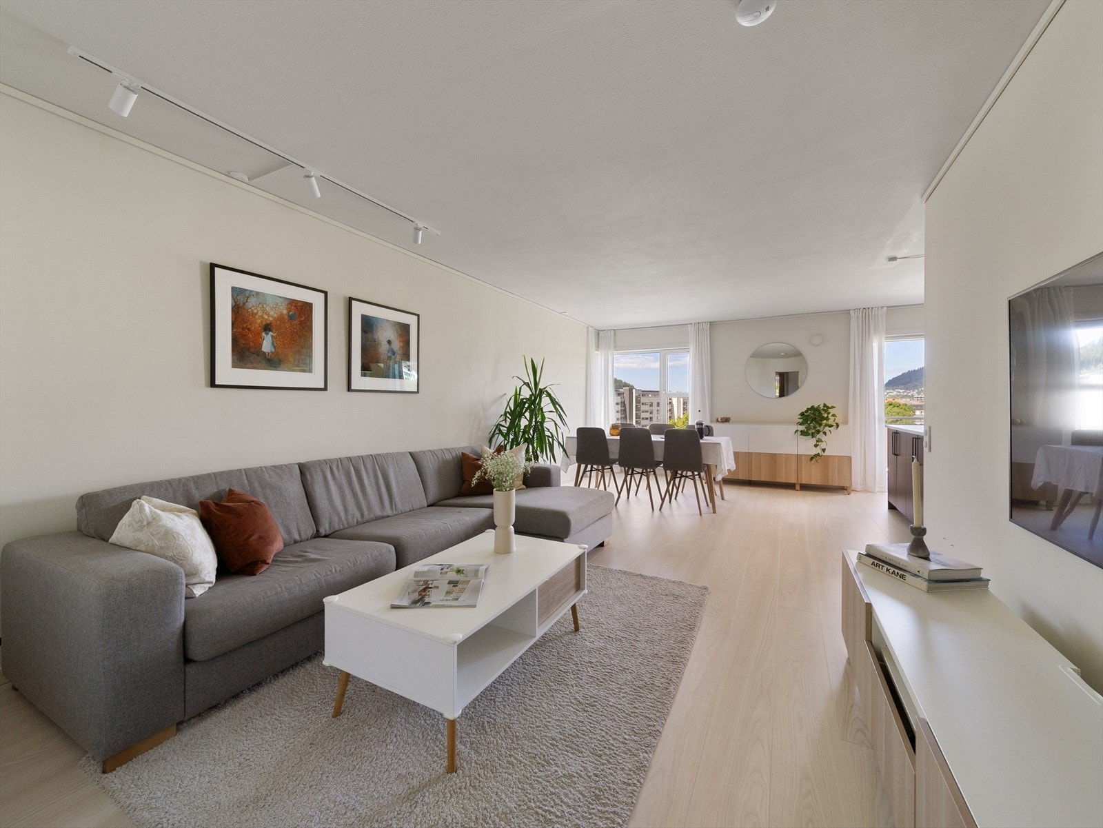 Stuens utforming sørger for gode møbleringsmuligheter med mulighet for å møblere i ulike soner. Galleribilde