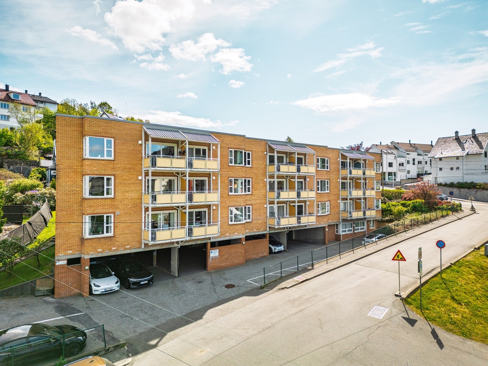 En særdeles flott og praktisk leilighet med alt av servicetilbud og rekreasjonsmuligheter rett utenfor dørstokken! Denne bør oppleves. Velkommen på visning! Galleribilde