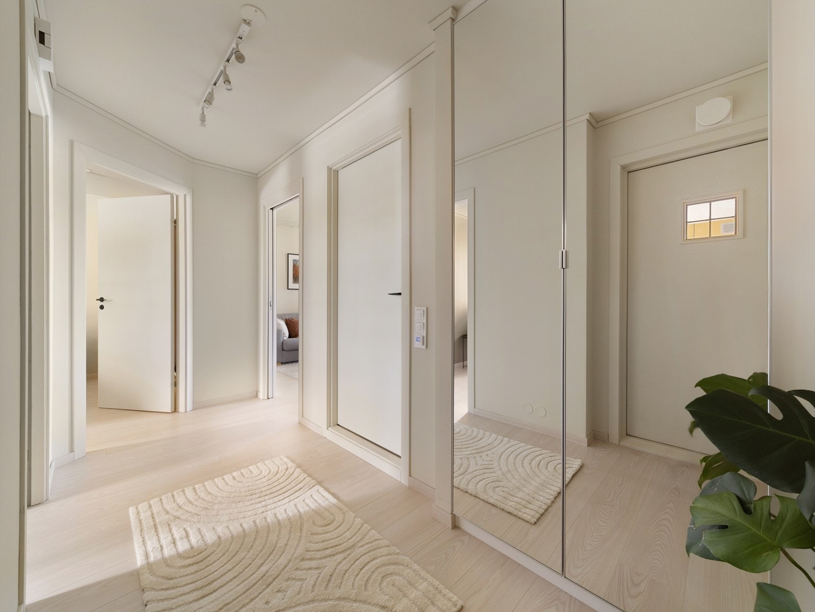 Fra gangen har man tilkomst til leilighetens to soverom, baderom, samt stue/kjøkken. Gangen knytter således alle rommene i leiligheten sammen. Galleribilde