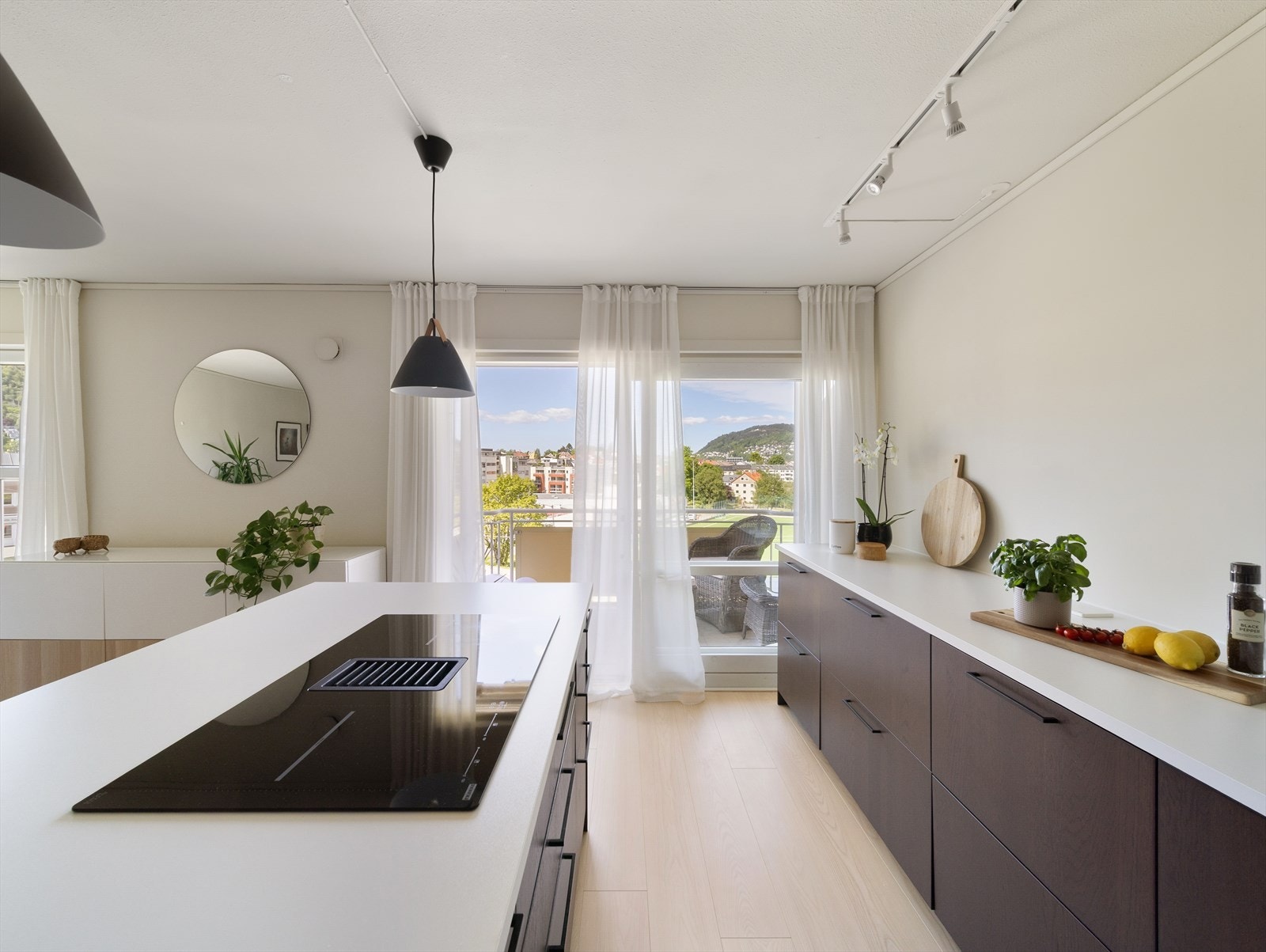 Stor platetopp med kjøkkenventilator montert i benkeplaten. Svært lekkert og ikke minst praktisk. Galleribilde