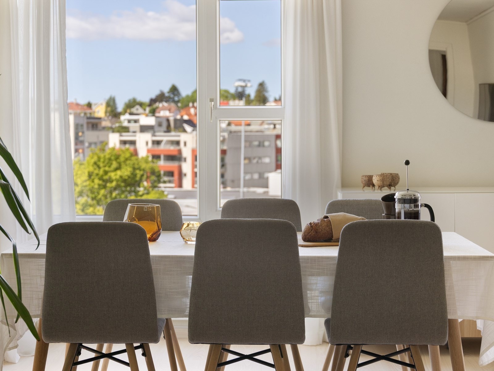 Plass til stort spisebord. Her kan hyggelige frokoster og middager nytes med familien. Galleribilde