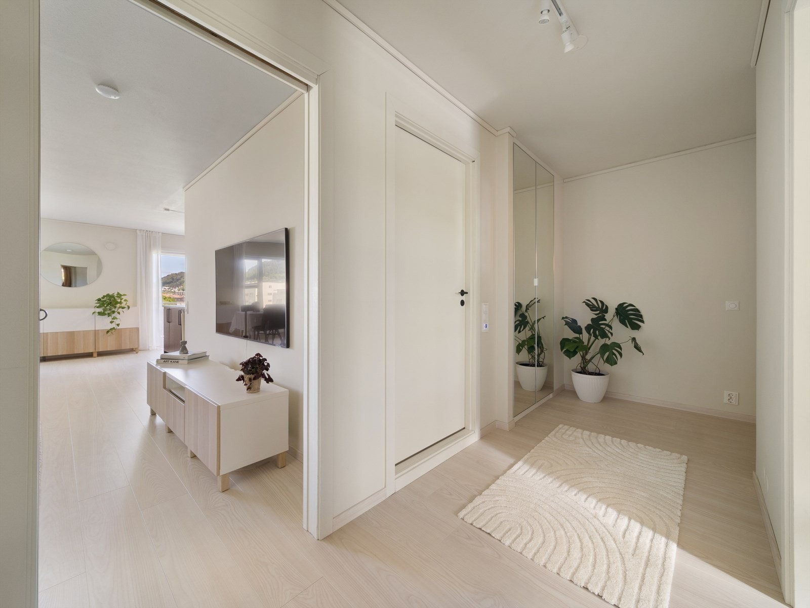 Fra døren til høyre for stuen har man tilkomst til leilighetens baderom. Galleribilde