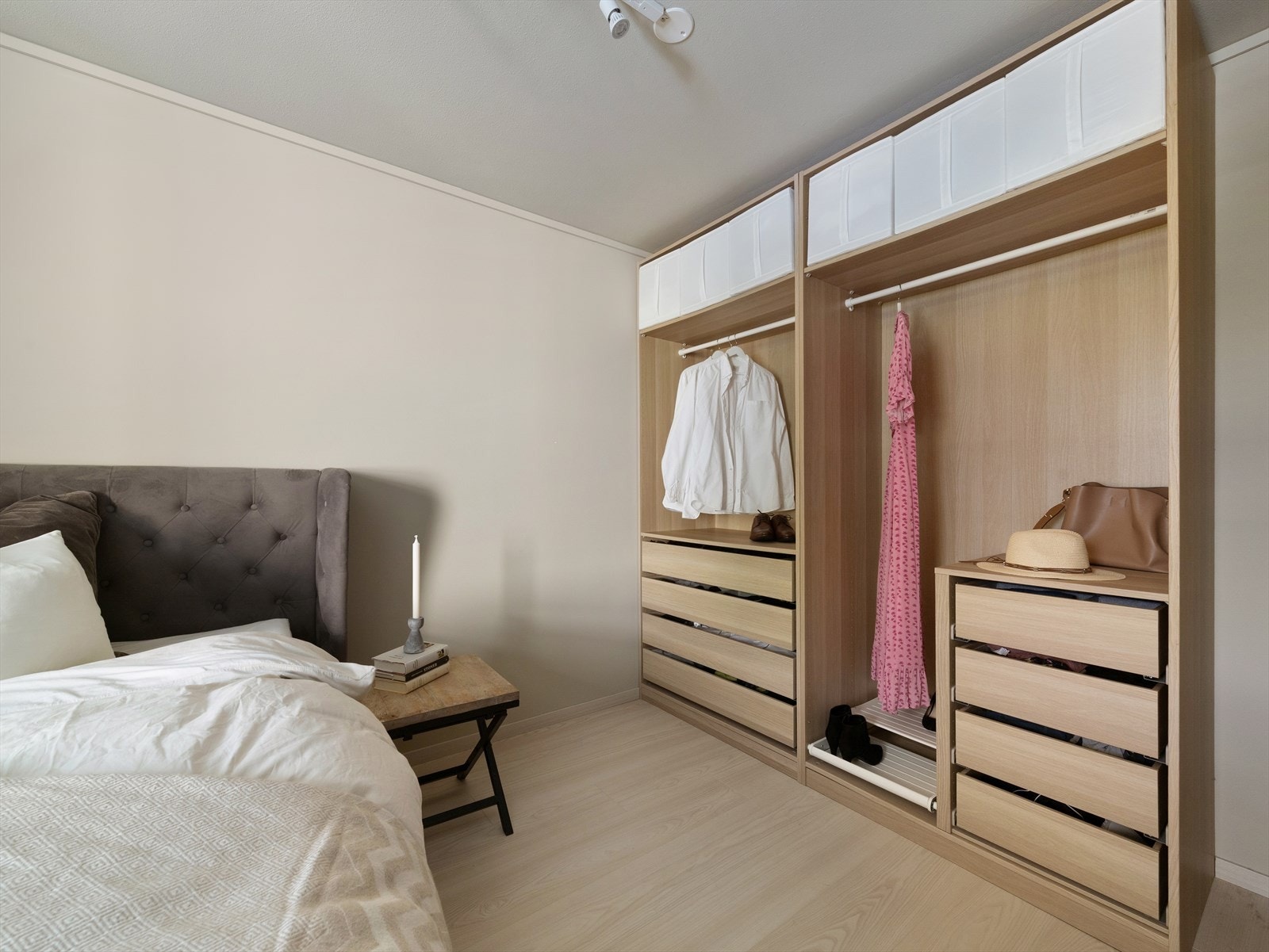 Garderobeløsningen fra Pax serien til Ikea er både lekker å se på og gjør det enkelt å lage system i garderoben. Galleribilde