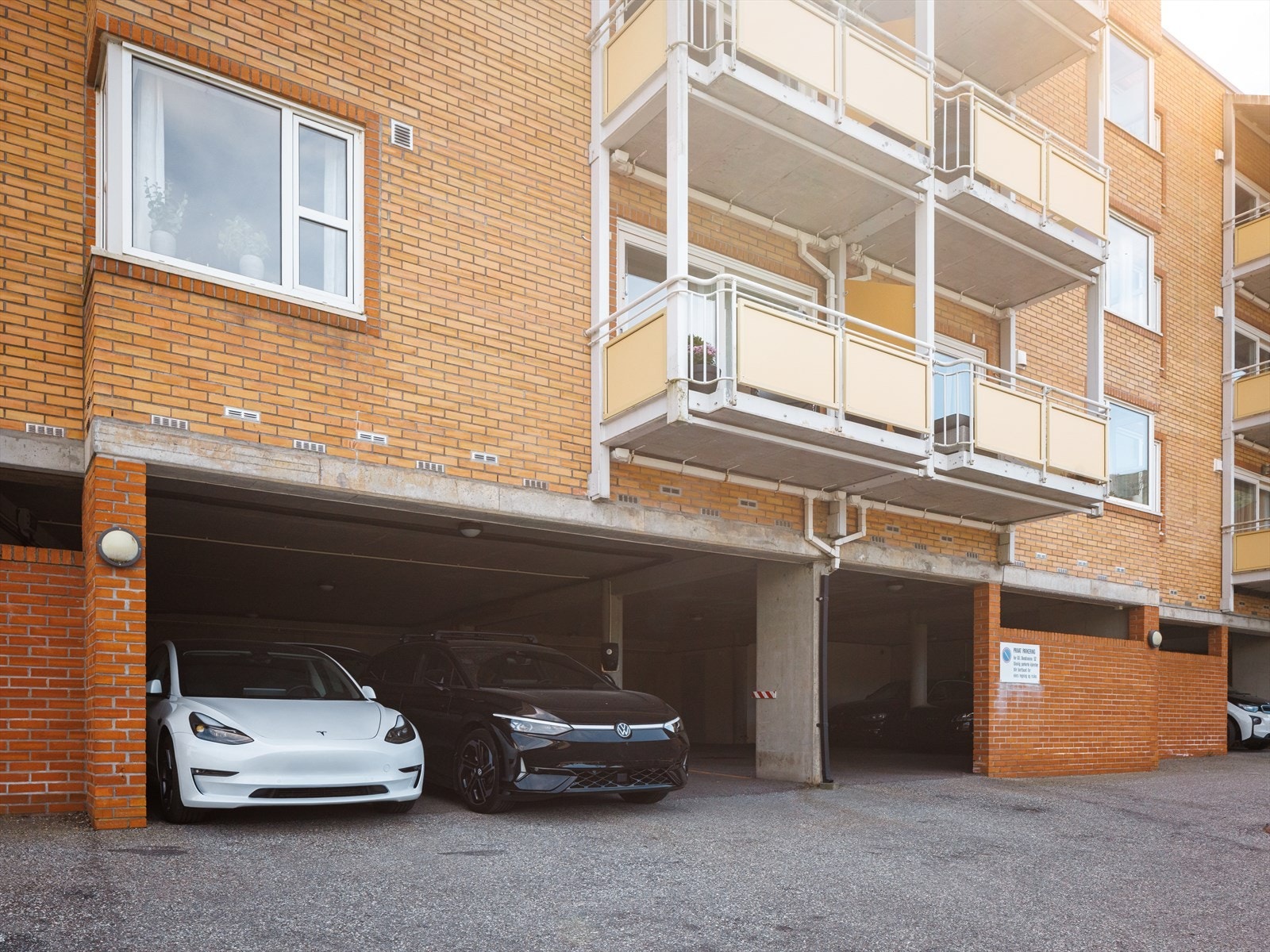Parkering med EL-bil lader følger leiligheten. Galleribilde