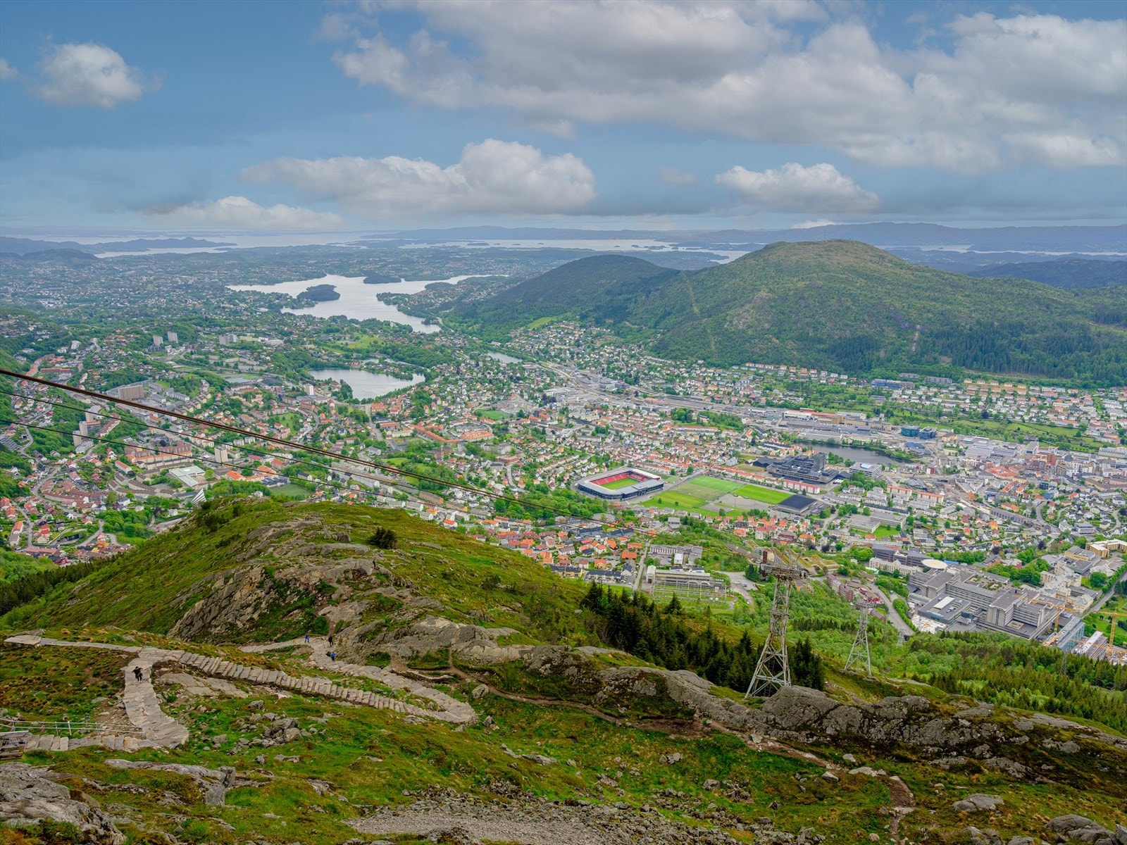 Fra Ulriken kan du nyte langstrakt utsikt over Bergen by eller ta deg en velfortjent matbit på Skyskraperen restaurant. Galleribilde