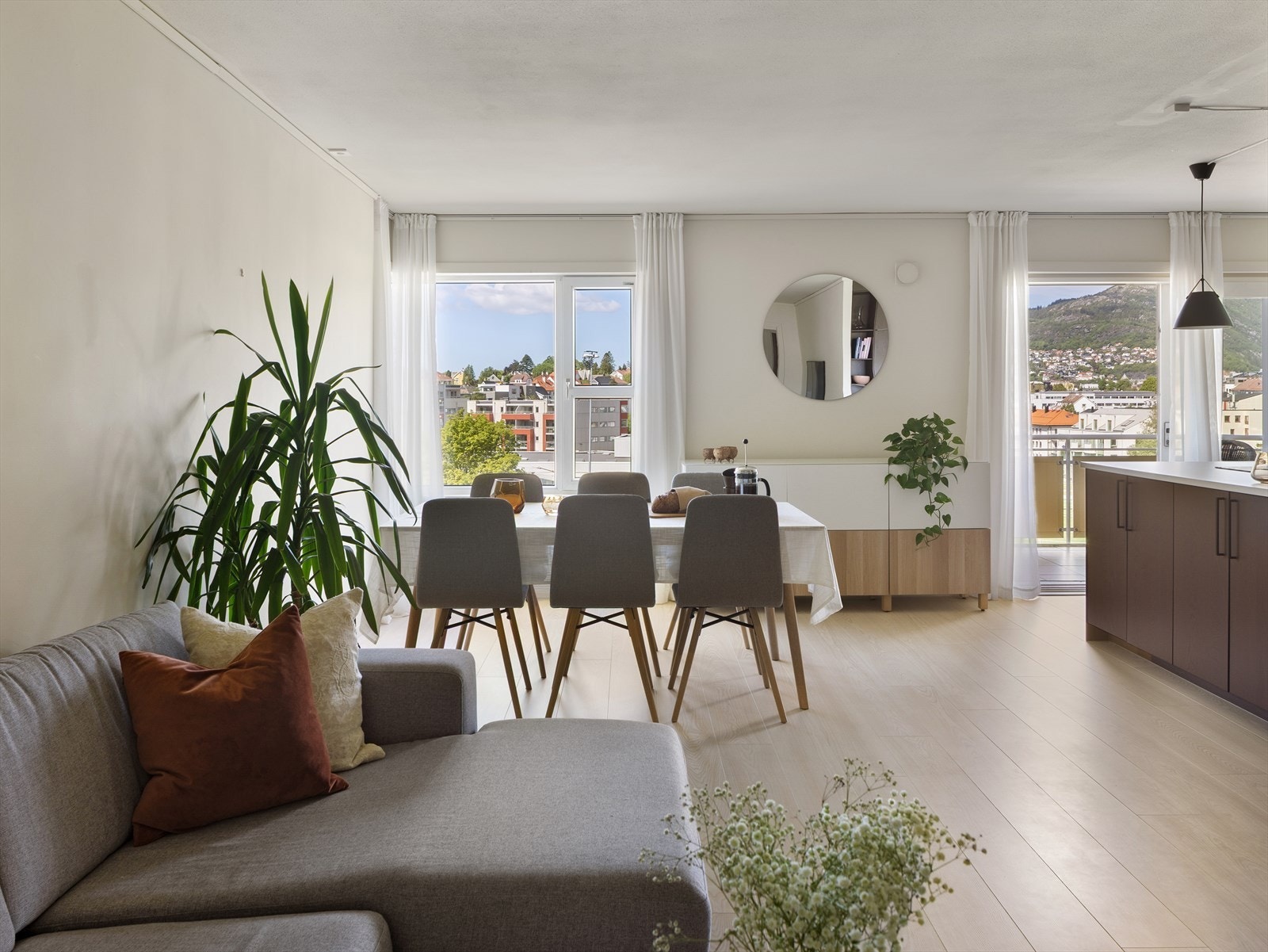 Stue/kjøkken måler 37 m², og den åpne løsningen i kombinasjon med store vindusflater gjør at oppholdsrommet føles luftig og stort. Galleribilde