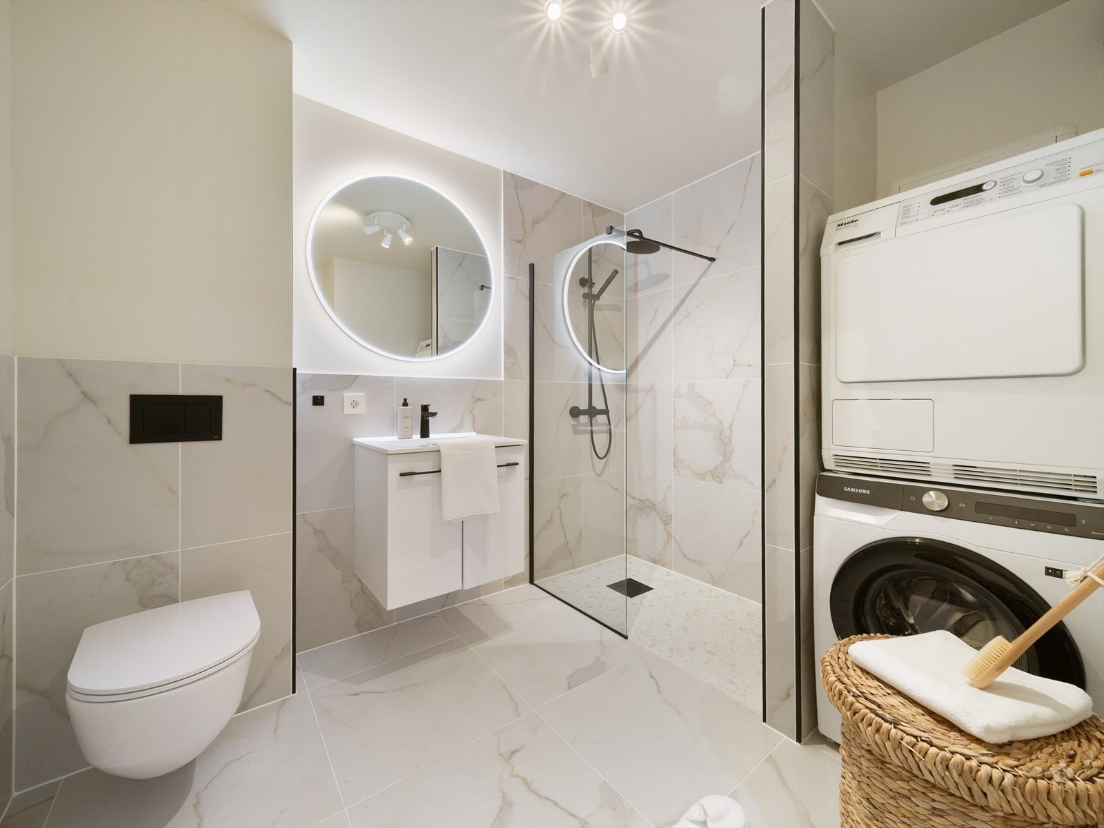 Badet ble også betydelig oppgradert i 2022. Med lekre marmorfliser, smarte løsninger og moderne svarte detaljer skaper badet en skikkelig wow-faktor. Her får du spa følelsen i eget hjem! Galleribilde