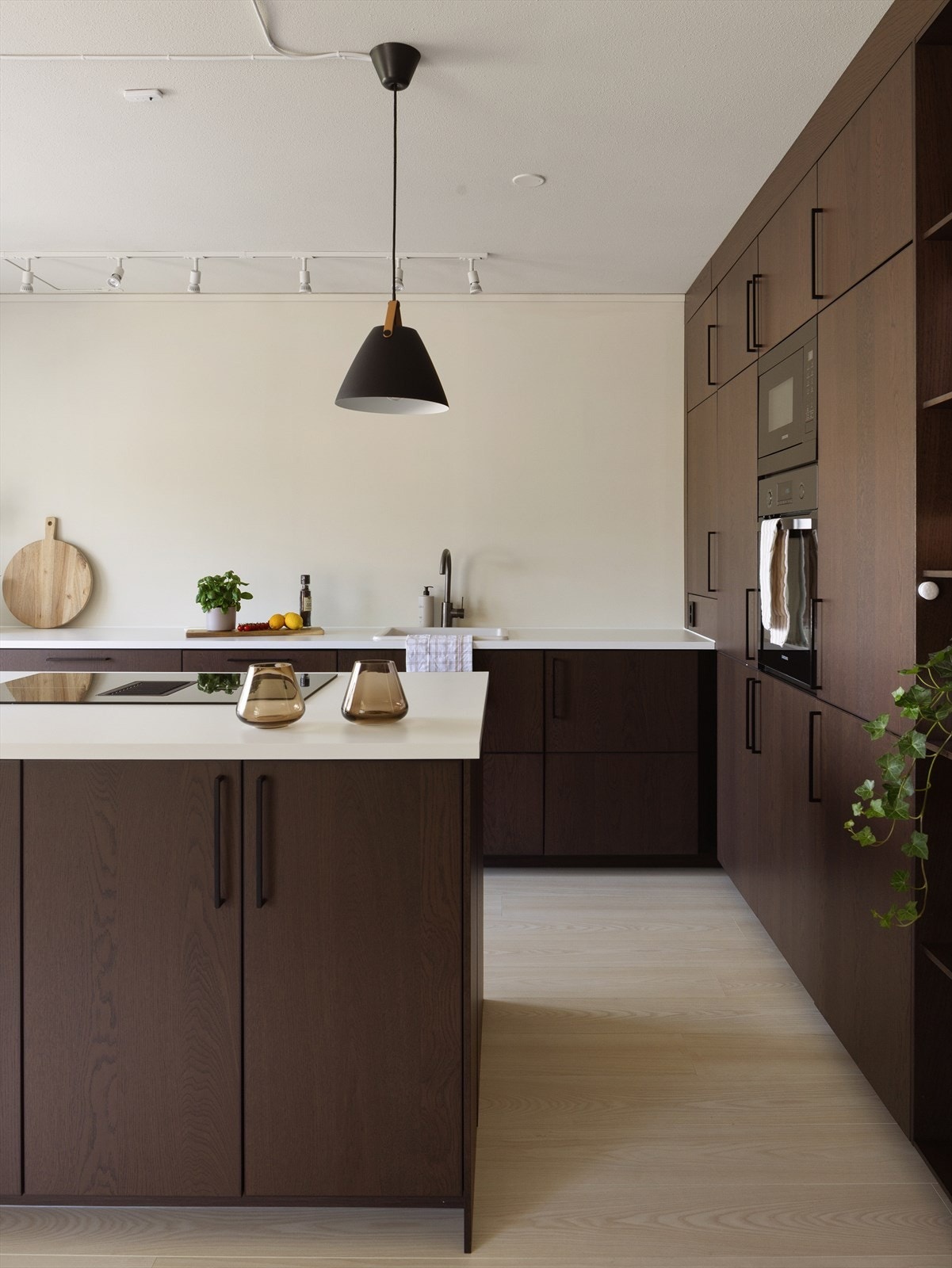 Kjøkkenet ble betydelig oppgradert i 2022. Glatte mørke fronter, lys benkeplate, lekre svarte detaljer og smarte løsninger gjør dette til en drøm av et kjøkken. Galleribilde