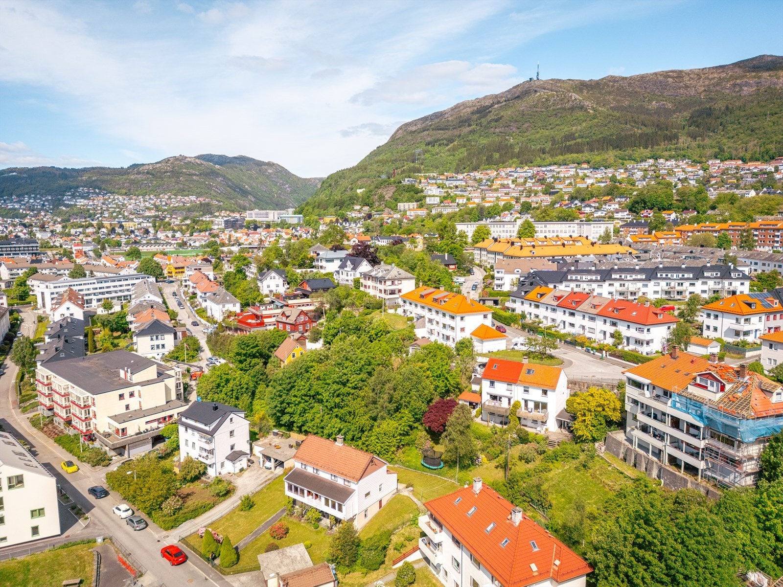Leiligheten har en fantastisk beliggenhet på Minde, et skjermet og barnevennlig område i rask utvikling med nærhet til alt man måtte ønske seg. Galleribilde