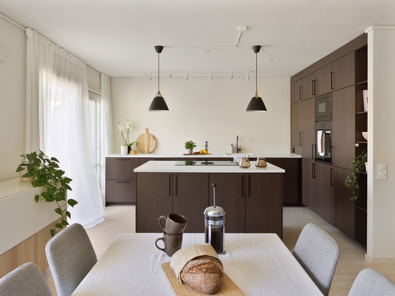 En meget delikat 3-roms leilighet med gjennomgående høy standard, og ypperlig beliggenhet! I 2022 ble leiligheten betydelig oppgradert, og resultatet ble en moderne og praktisk leilighet med flotte og stilrene detaljer! Galleribilde