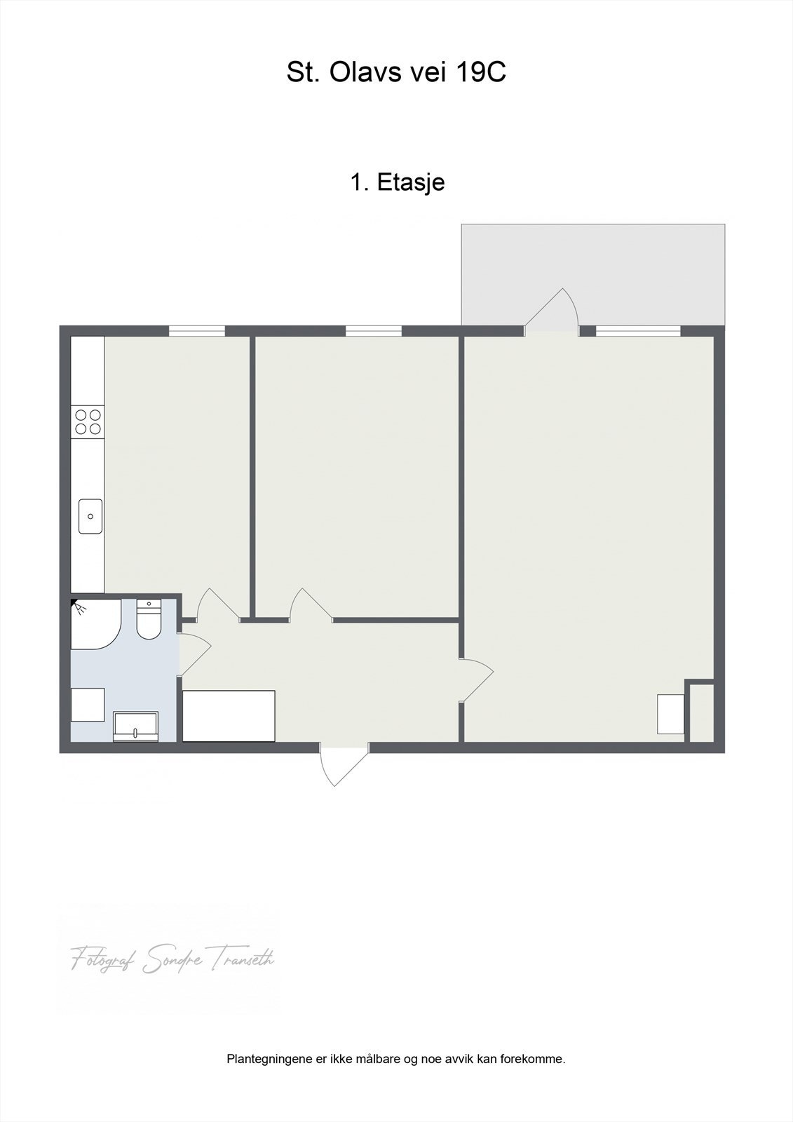 Planløsning 1.etg.: Entre/mellomgang, stue/spisestue med tilkomst til balkong, soverom, kjøkken og bad. I tillegg medfølger det bod på loft, samt 2 stk. boder i byggets underetg. I byggets underetg. finnes det felles vaskeri. Galleribilde