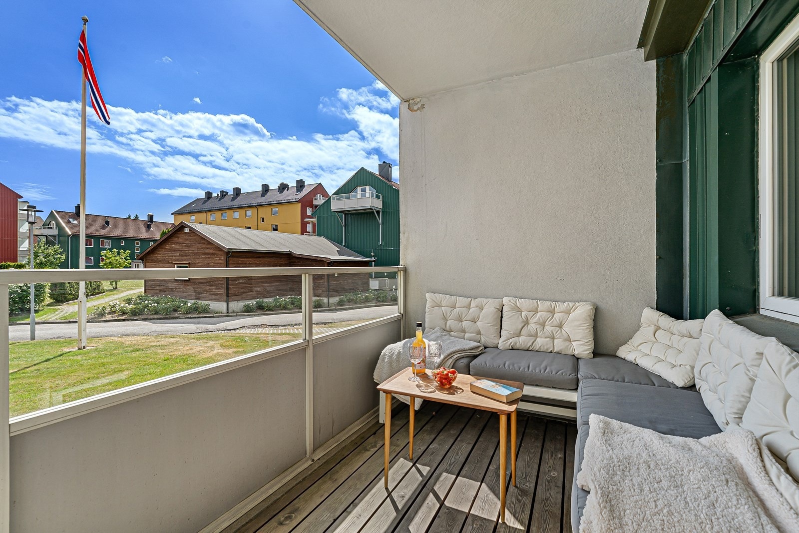 Velkommen til en kul 2-roms andelsleilighet i populære Vallhalla Borettslag, midt på Lund! Leiligheten med sol og flaggstangen like utenfor er presentert av Ina Andersen for Sørmegleren. Galleribilde