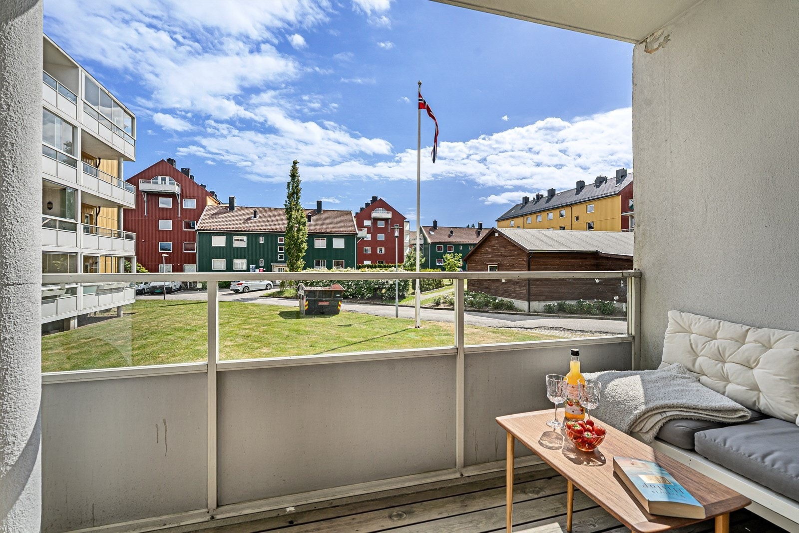 Balkongen er overbygget og på ca 7 kvm. Her er det plass til en sittegruppe, den kan forøvrig kjøpes med etter nærmere avtale. Galleribilde