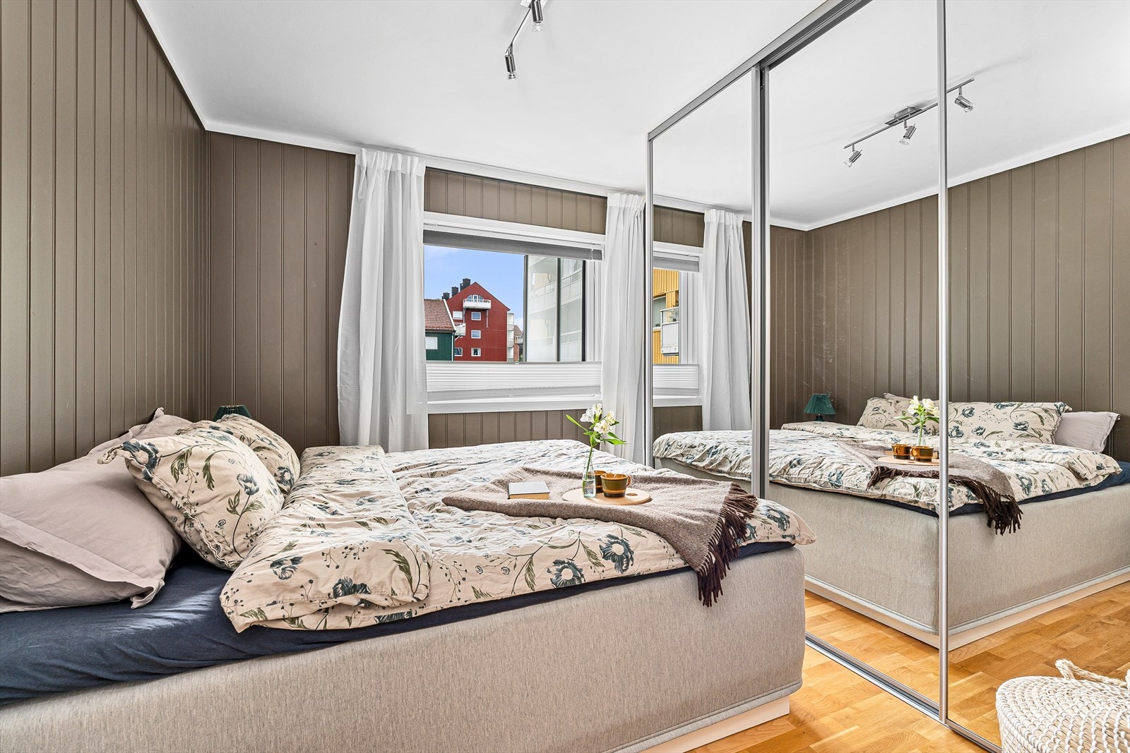 Videre inn finner du soverommet som er av meget god størrelse med plass til en dobbeltseng med tilhørende nattbord, samt en større skyvedørsgarderobe med speilfronter. Galleribilde