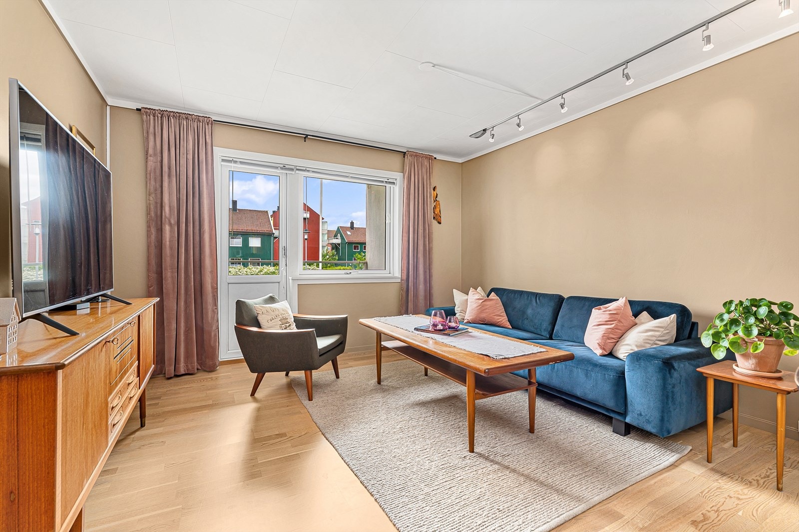 Velkommen inn! Leiligheten har en praktisk planløsning med en større stue, hvor du har plass til både en sofa- og en spisestuegruppe. De store vindusflatene sørger for godt med naturlig dagslys inn i rommet. Galleribilde