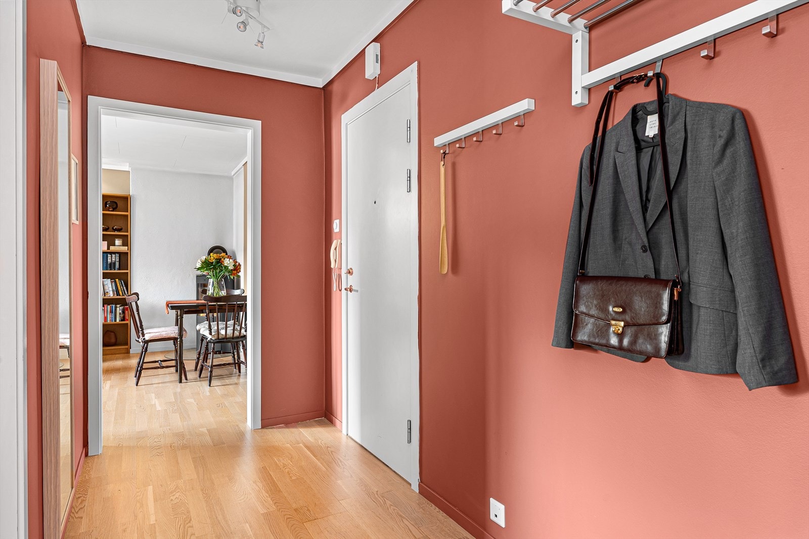 I entreen blir du ønsket velkommen hjem med en deilig fargetone på veggene, som nesten gjør deg glad. Du har forøvrig plass til å henge fra deg yttertøy, samt sette fra deg sko. Galleribilde