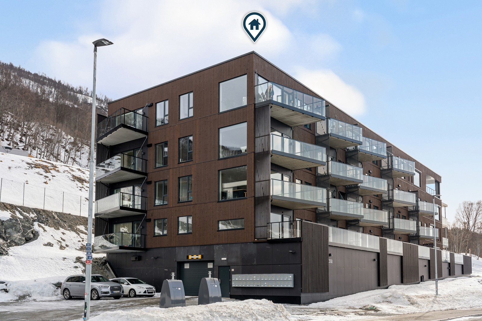 Fasade. Leiligheten har en unik plassering og blokka ligger fint til, nært friområder.
