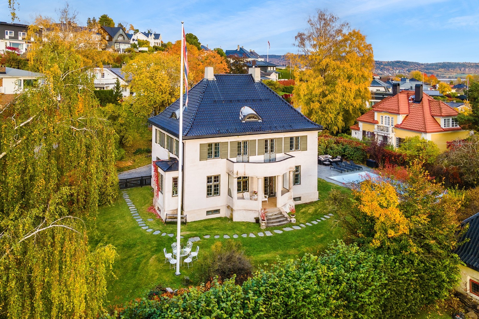 Velkommen til Dalejordet 6, en praktfull patrisiervilla fra 1917 bygget i nybarokk stil (arkitektene Borthen & Brandtzeg). Galleribilde