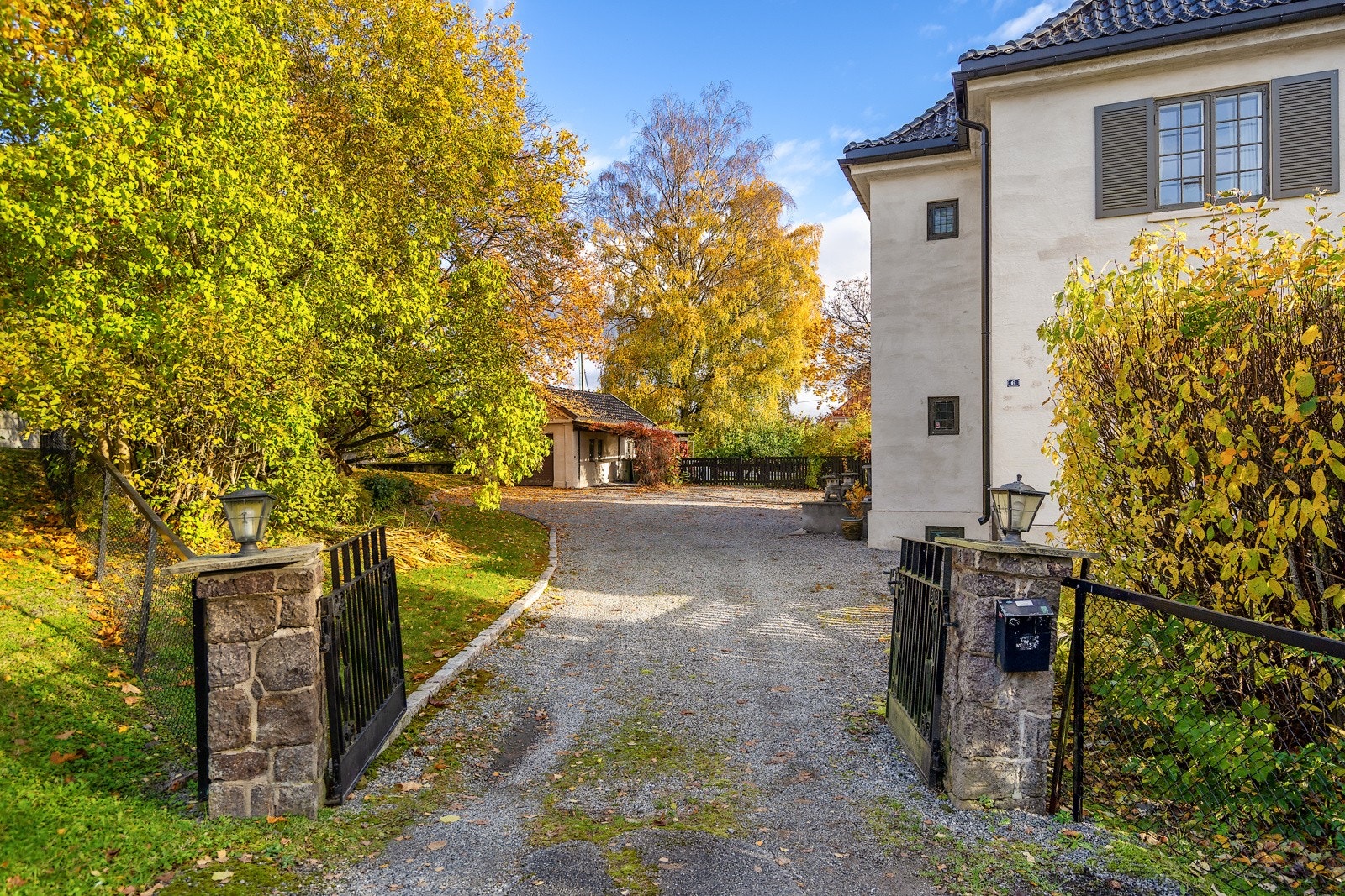 Innkjørsel og gårdsplass - inngjerdet hage. Galleribilde