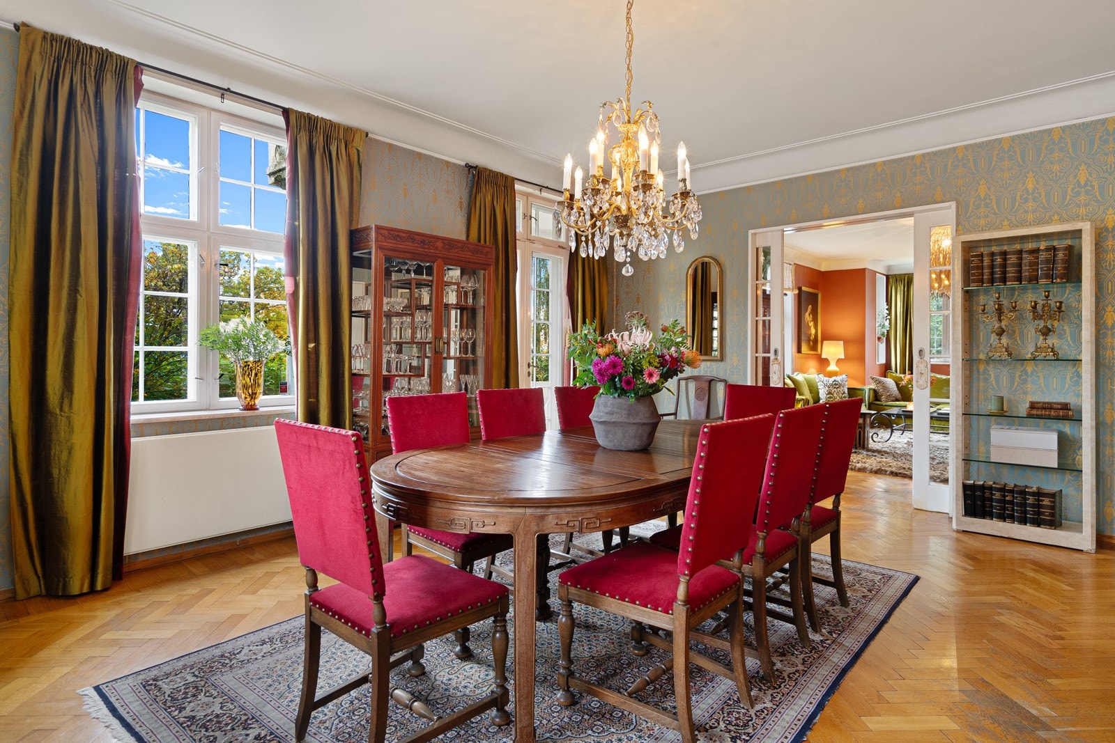 Romslig spisestue m/utgang til overbygget terrasse og hage. Galleribilde