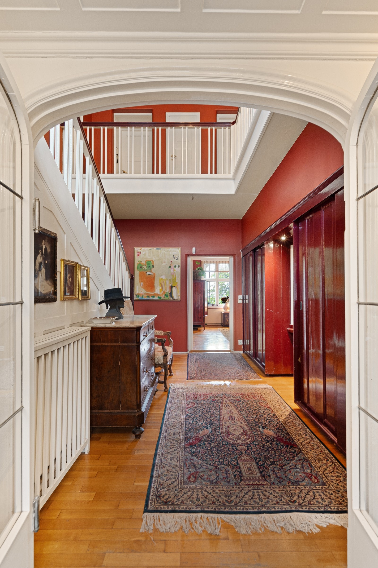 Velkommen inn - fra entré mot hall og stue. Galleribilde