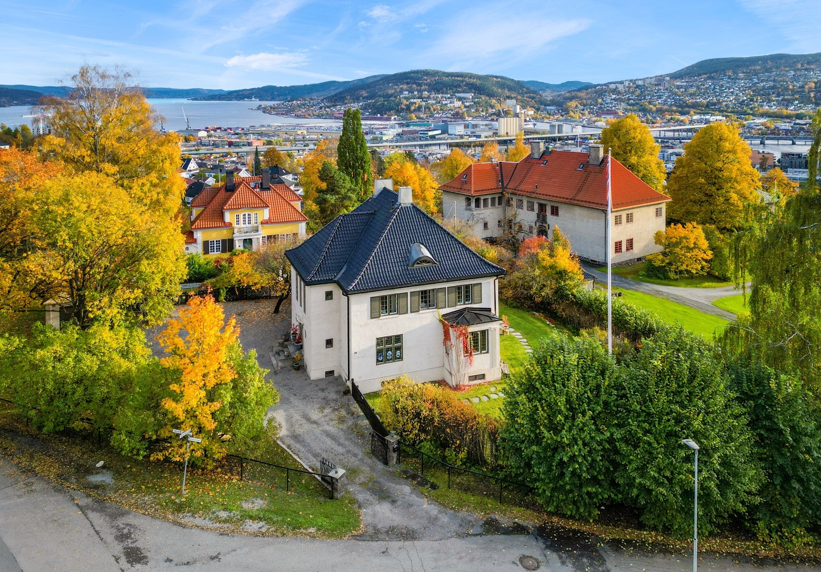 Stor patrisiervilla med nyoppusset svømmebasseng og parkmessig hage. Galleribilde