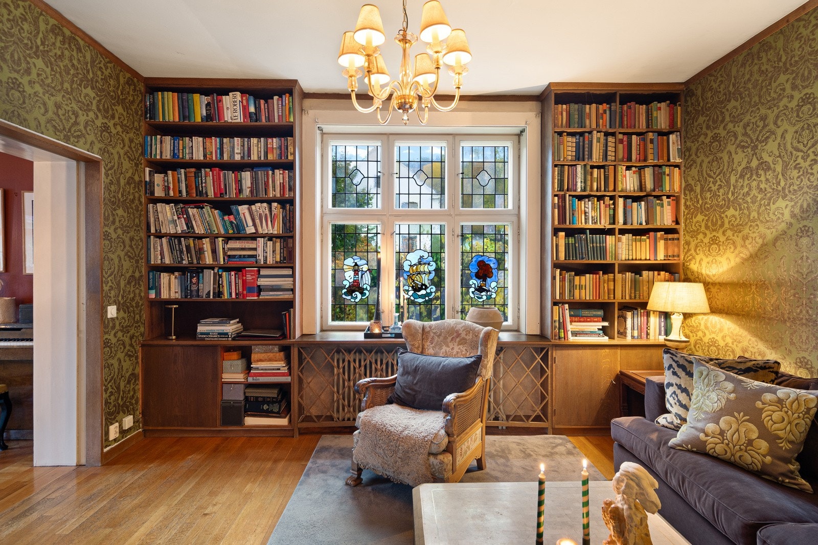 Bibliotek med flott peis og særegne blyglassvinduer. Galleribilde