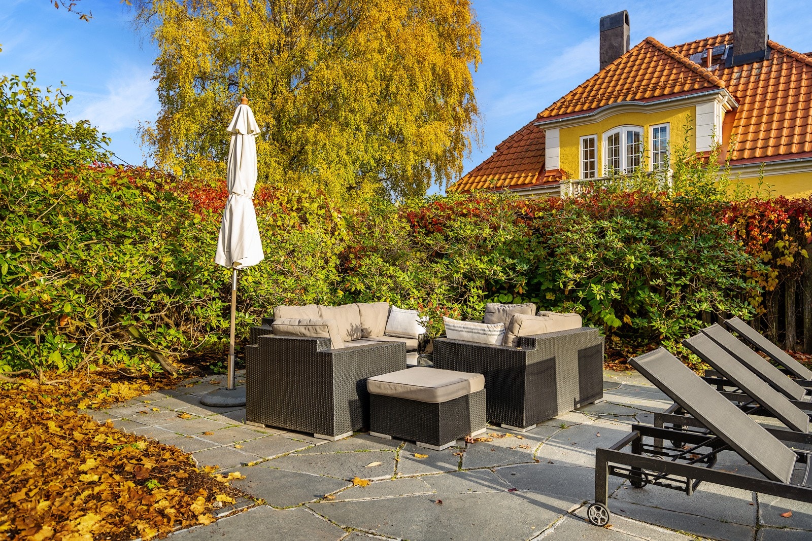 Skiferlagt terrasse i tilknytning til svømmebassenget. Galleribilde
