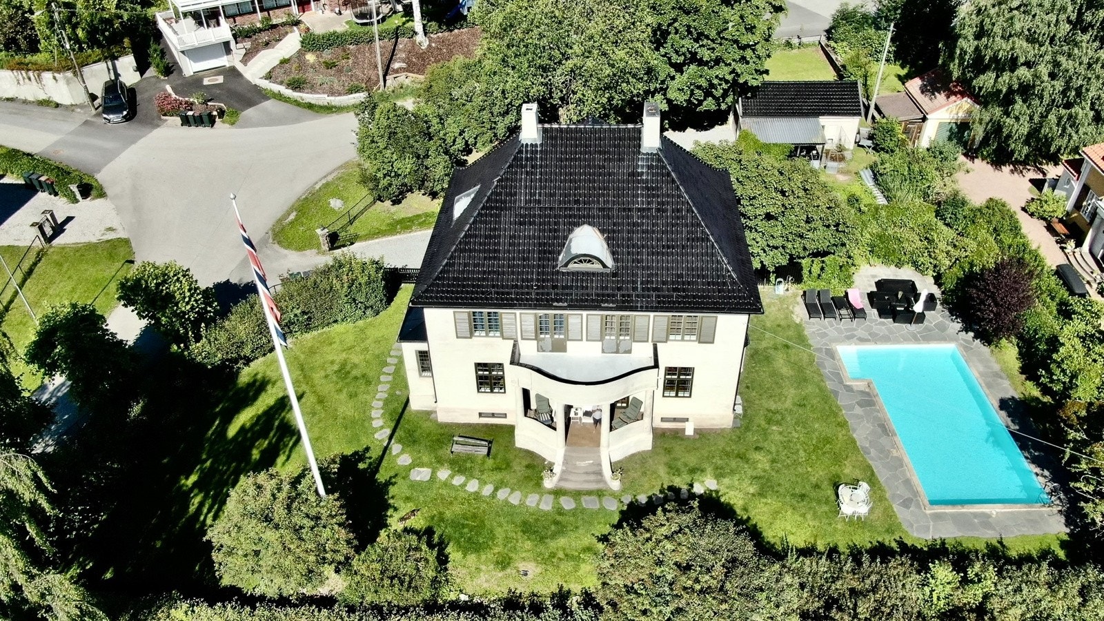 Praktfull villaeiendom med nyrenovert svømmebasseng. Galleribilde