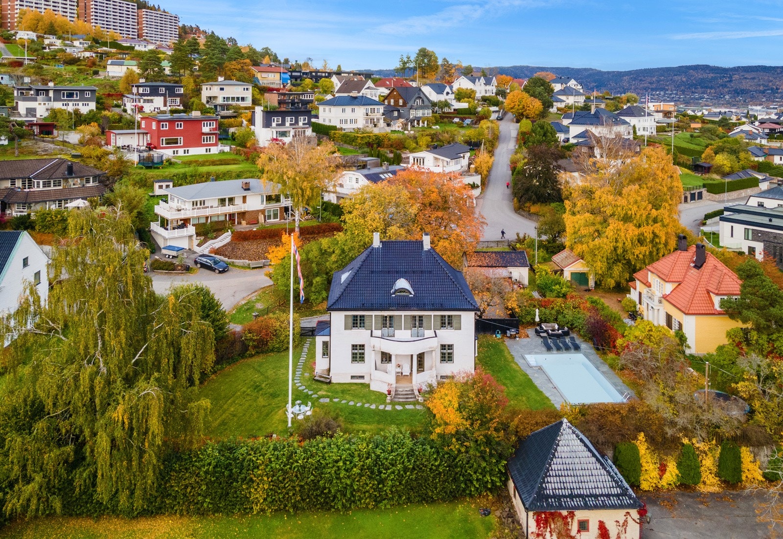 Stor patrisiervilla med nyoppusset svømmebasseng og parkmessig hage. Galleribilde