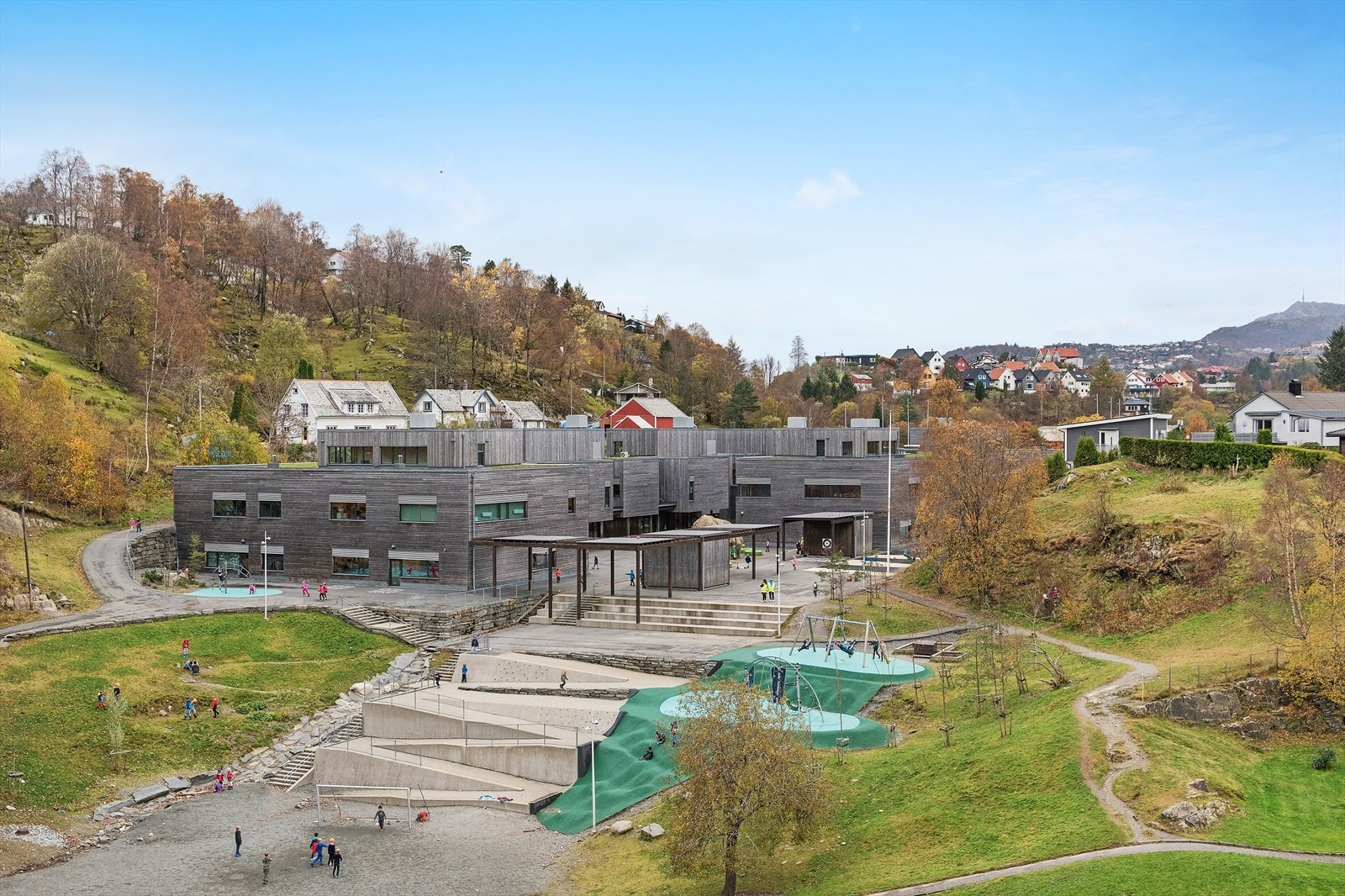Gangavstand til flott Ulsmåg skole. Galleribilde
