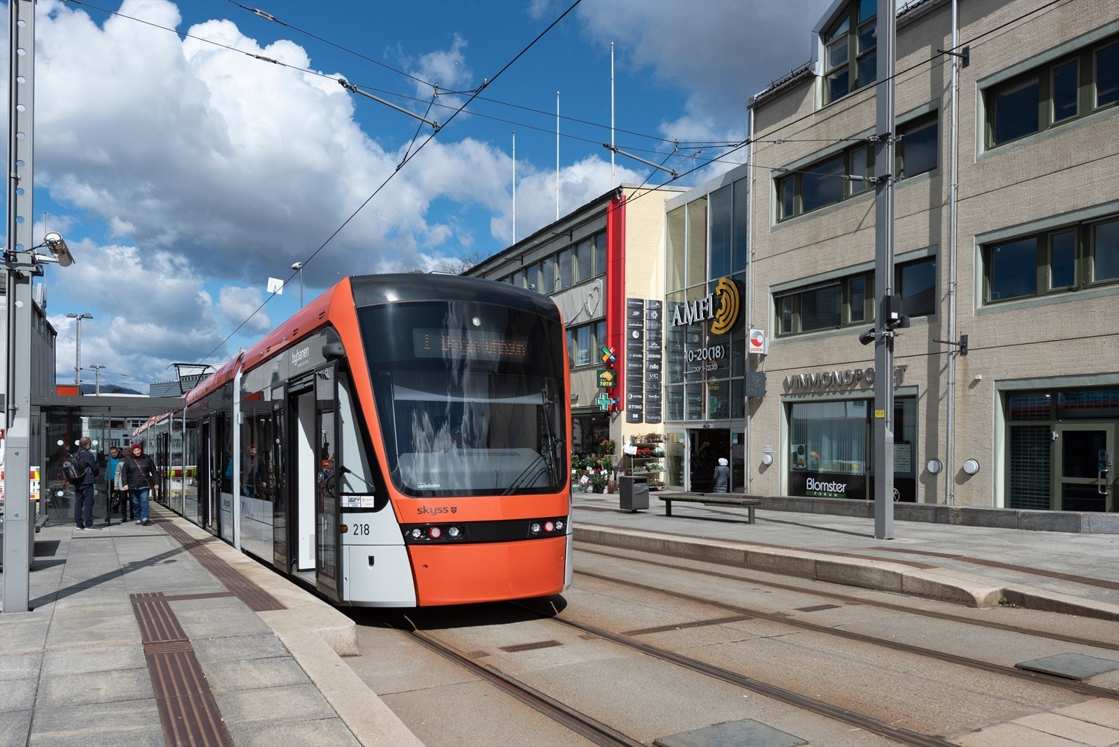 Nesttun sentrum. Bybanen tar deg til Flesland og Lagunen i sørlig retning, samt Brann stadion og Bergen sentrum i nordlig retning. Galleribilde