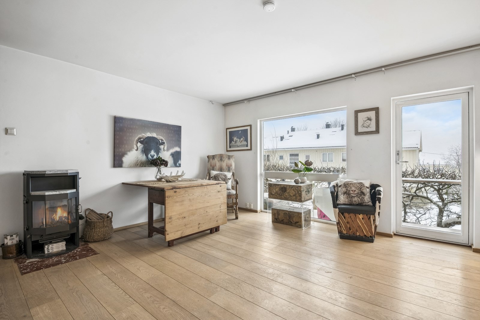 Godt med lysinnslipp gjennom store vindusflater Galleribilde
