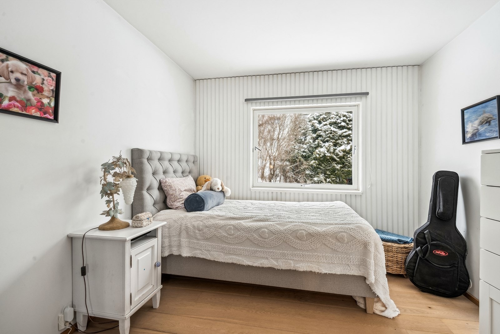 Soverom nummer tre er også av god størrelse. Her er det plass til en stor seng og ekstra garderobe/kommode Galleribilde