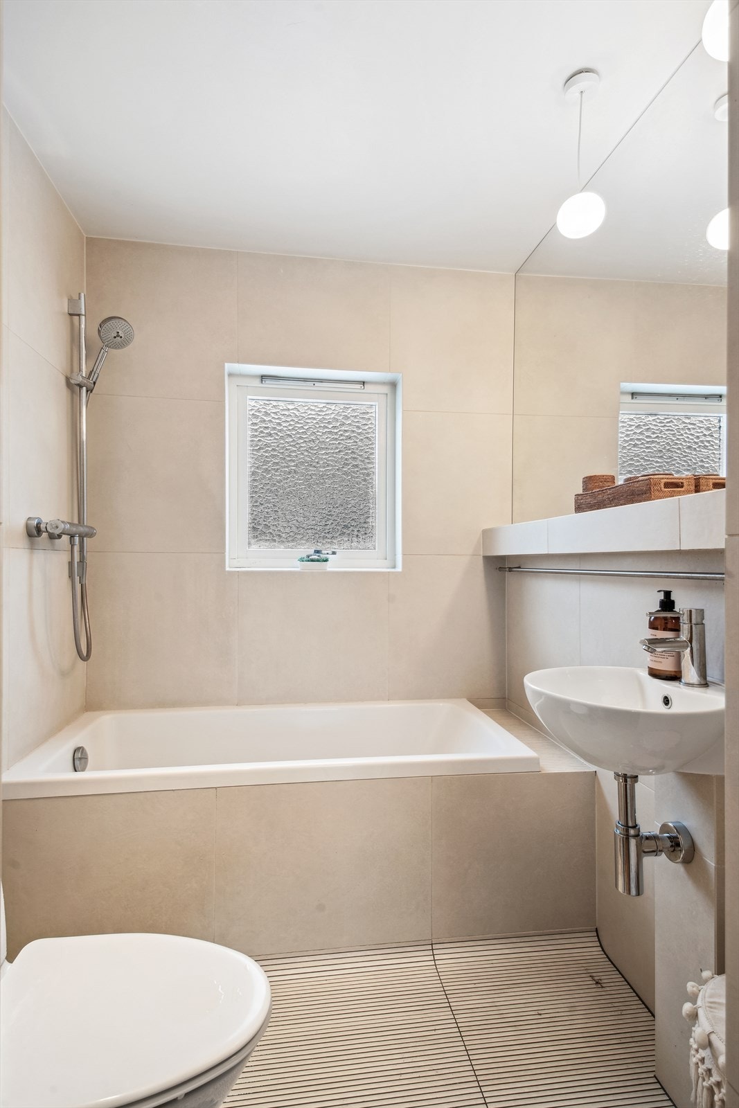 Baderom med badekar - perfekt for store og små! Galleribilde