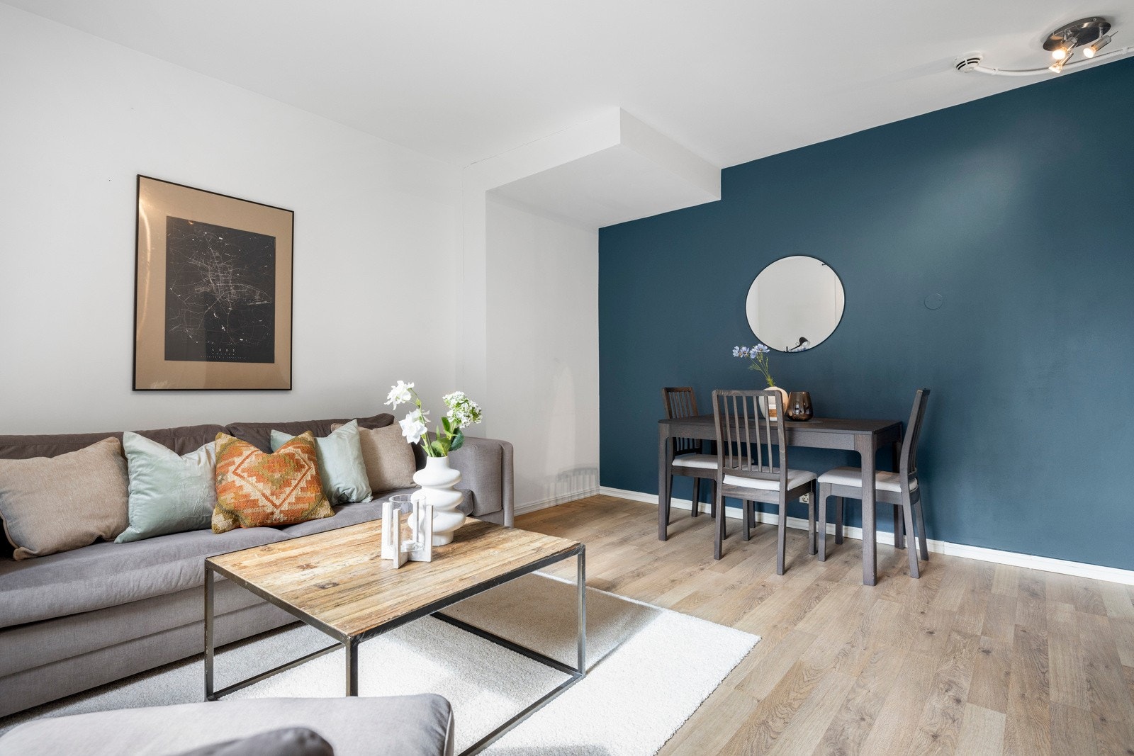 - Et stort rom som gir plass til både stueområde og spisebord - Galleribilde