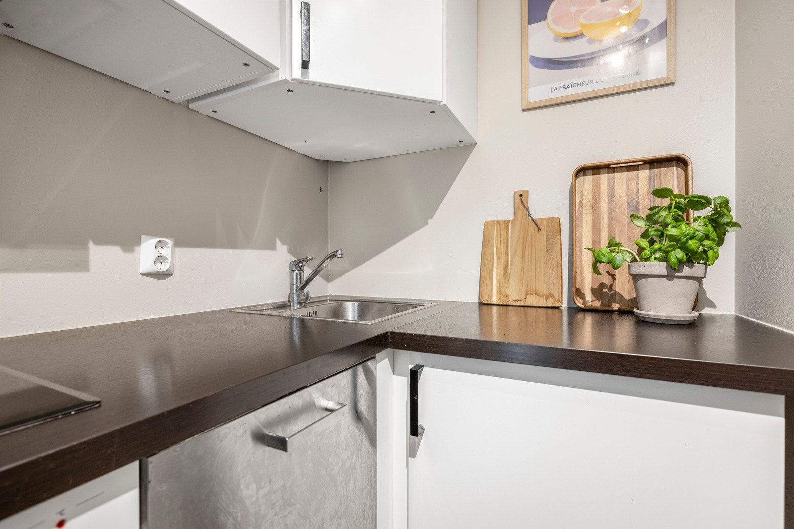 - Integrerte hvitevarer med innfelt platetopp i benkeplate, oppvaskmaskin og komfyr. Opplegg for frittstående kjøl/frys(kjøleskap medfølger leiligheten). Det er montert komfyrvakt. Kjøkkenventilator med kullfilter - Galleribilde