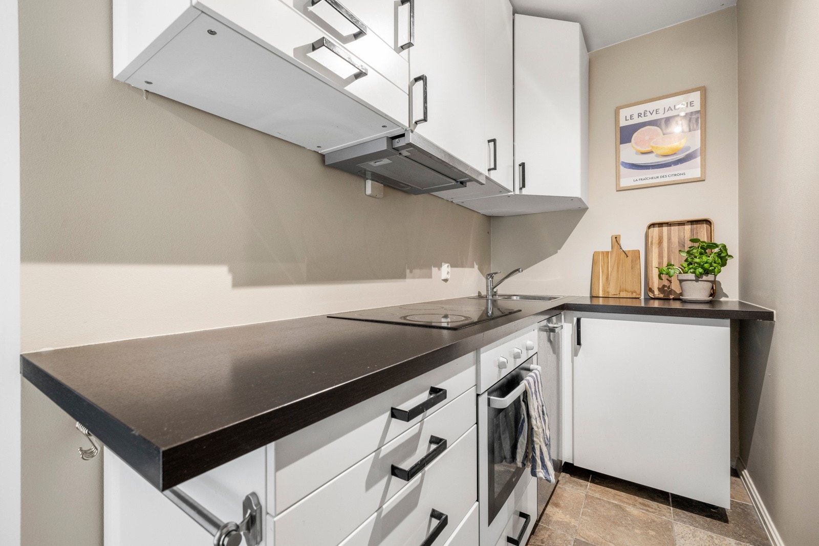 - Kjøkken med glatte fronter og laminert benkeplate med integrert kjøkkenkum - Galleribilde