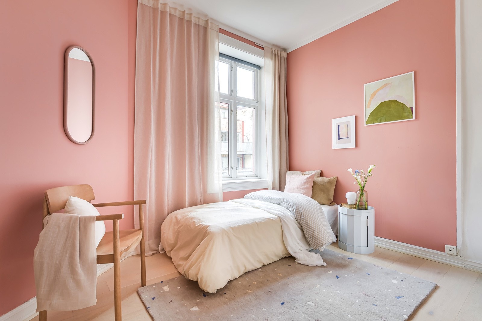 Leiligheten har et lyst og innbydende soverom som vender ut mot rolig bakgård uten biltrafikk. Galleribilde