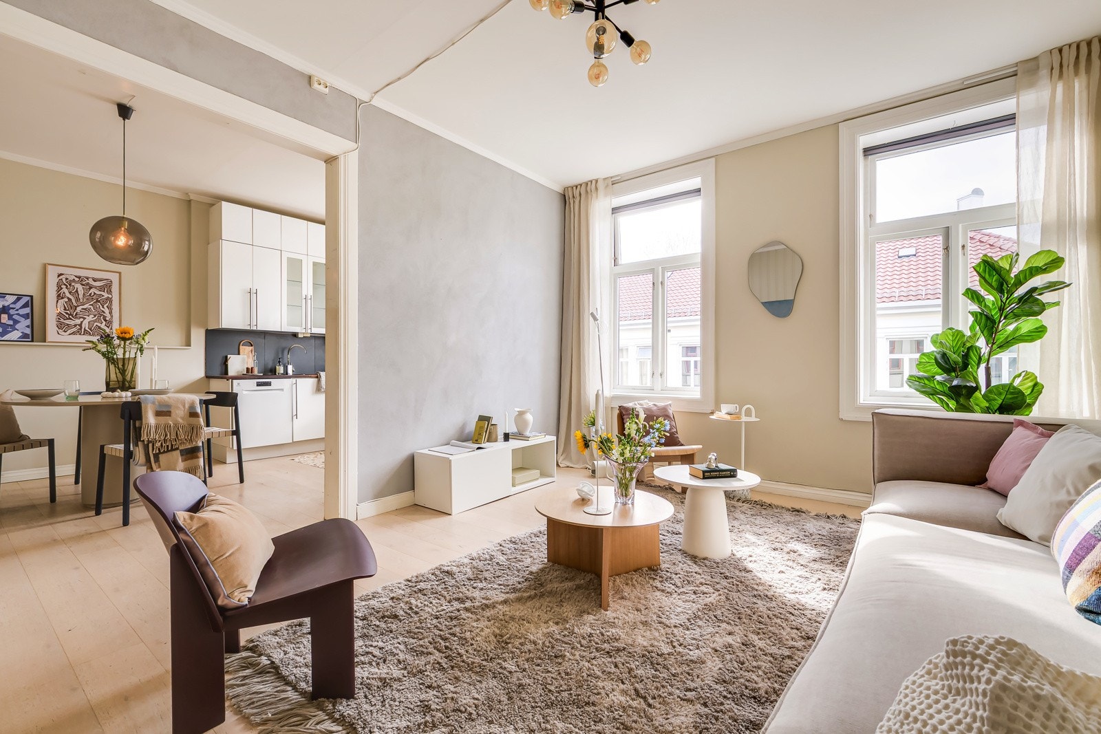 Stuen ligger perfekt plassert ved siden av leilighetens fantastiske kjøkken. Galleribilde