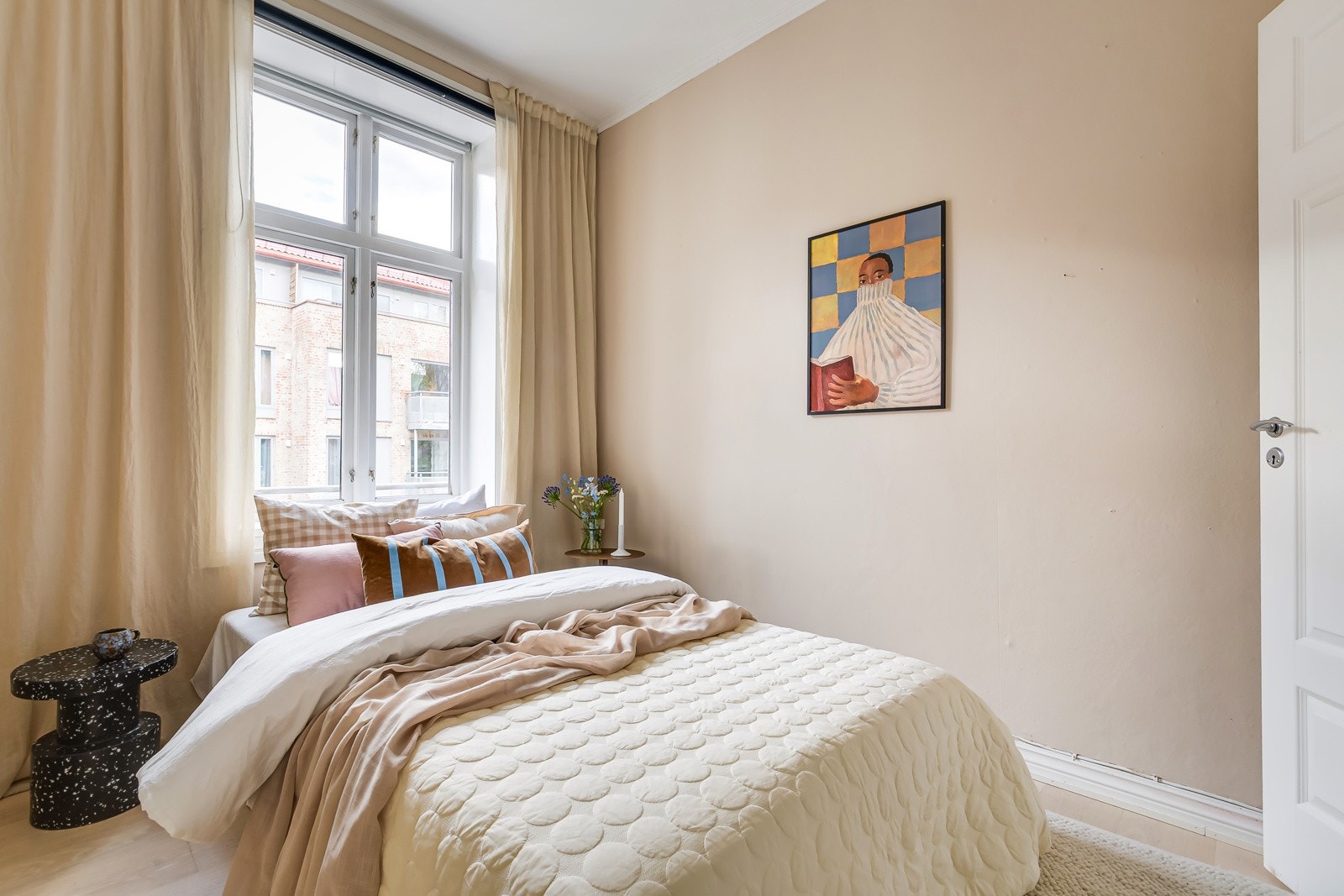 Soverom 2 har også en fin størrelse med god plass til dobbeltseng med tilhørende nattbord. Galleribilde