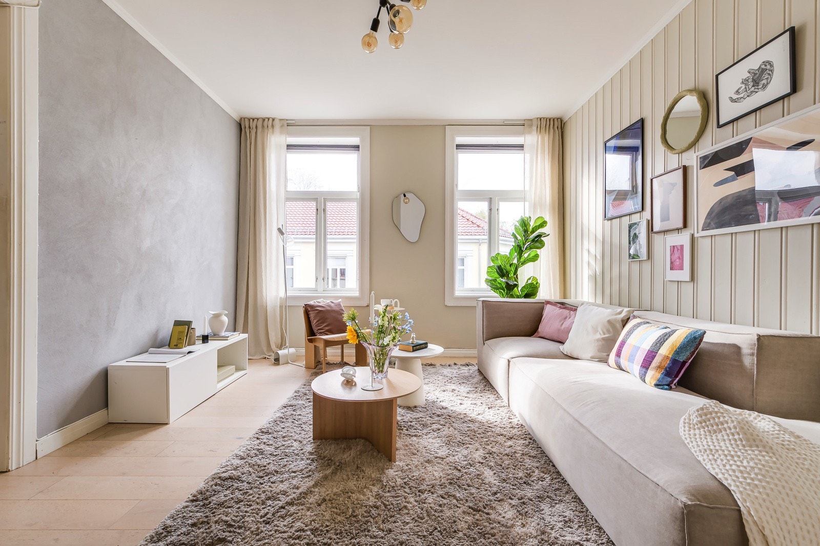 Lys og innbydende stue som er enkel å møblere. Galleribilde