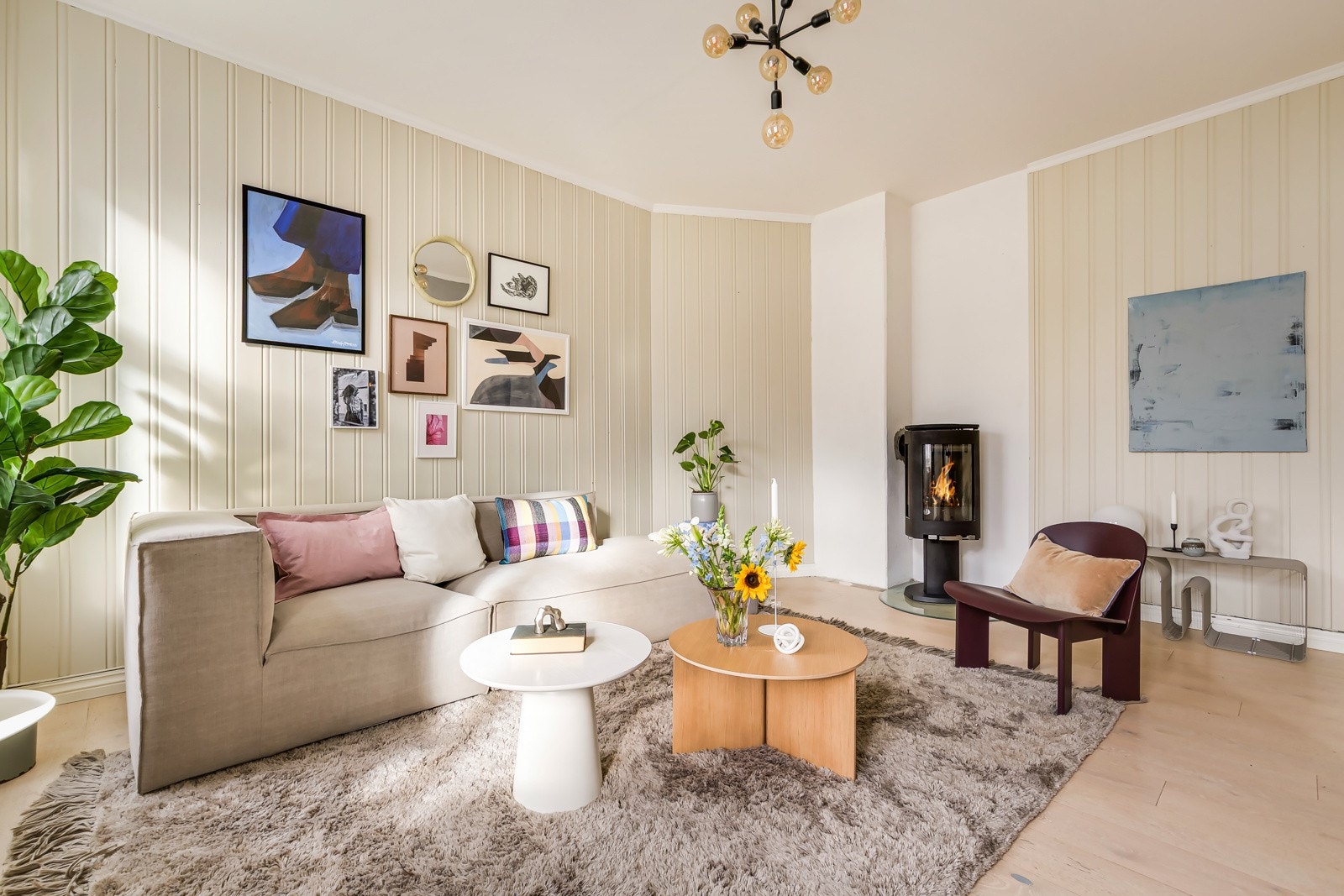 Rommets gode takhøyde på 2,85 meter sørger for en luftig atmosfære og størrelsen gir god plass til både sofagruppe og TV med tilhørende møblement. Galleribilde