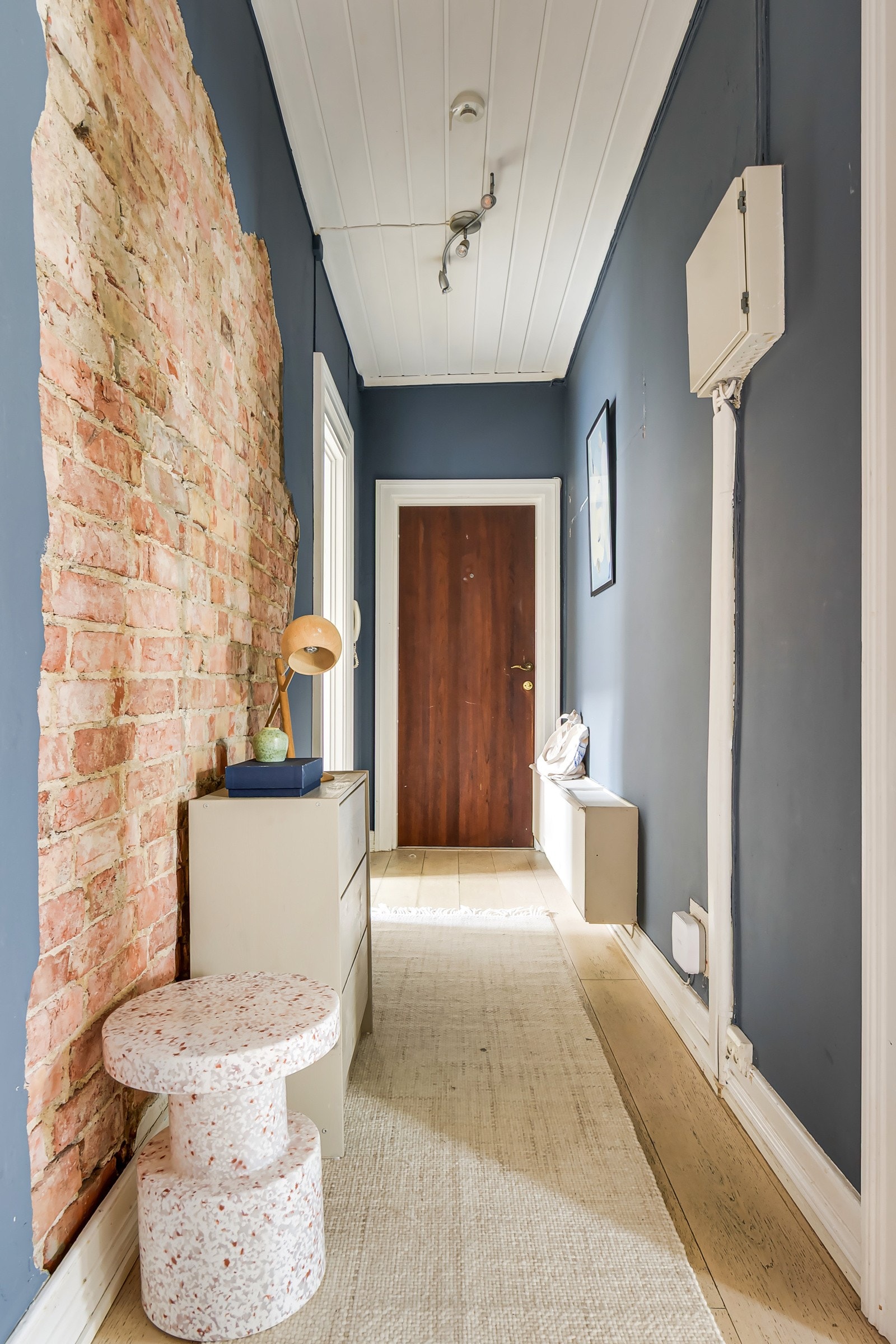 Når du kommer inn i leiligheten møtes du av en lys og skikkelig hyggelig entré. Galleribilde