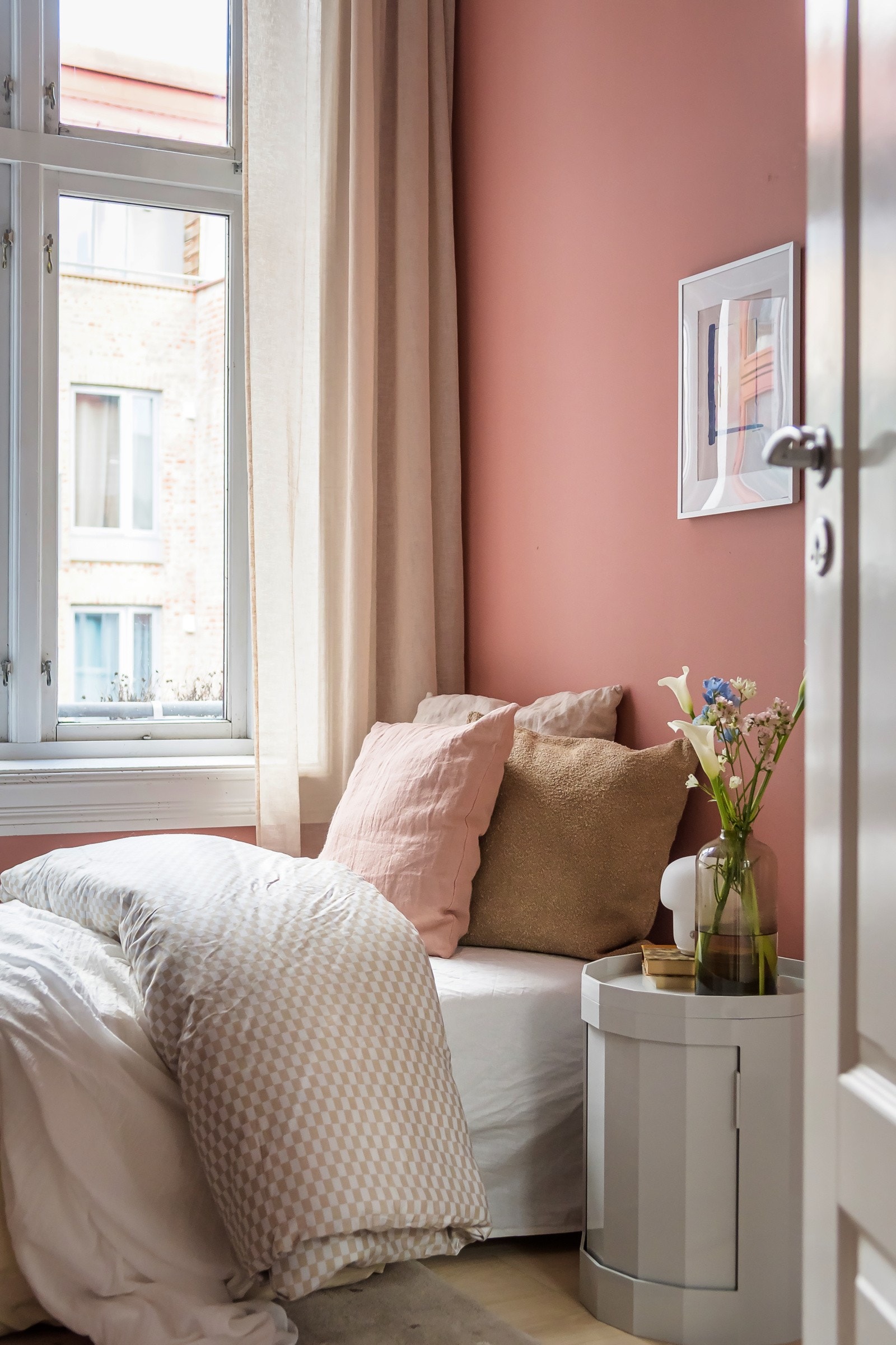 De store, klassiske vindusflatene sørger for gode lysforhold og rommets herlige takhøyde gir en meget god romfølelse. Galleribilde