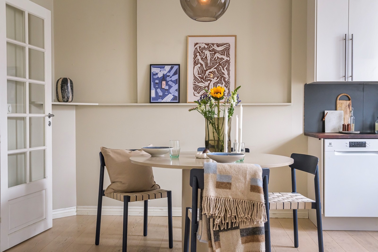 Kjøkkenet har god plass til en stor spisebordsgruppe med langbord som blir et naturlig samlingspunkt i leiligheten. Galleribilde