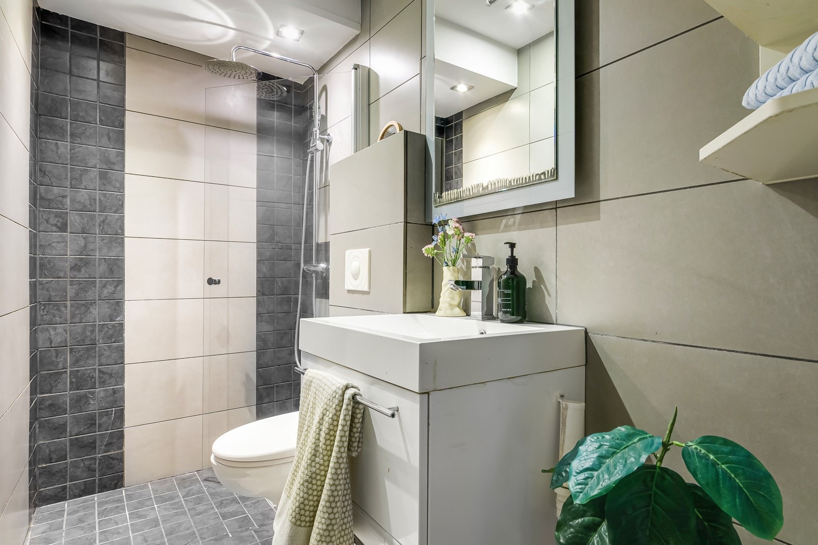 Pent flislagt baderom av god størrelse. Galleribilde